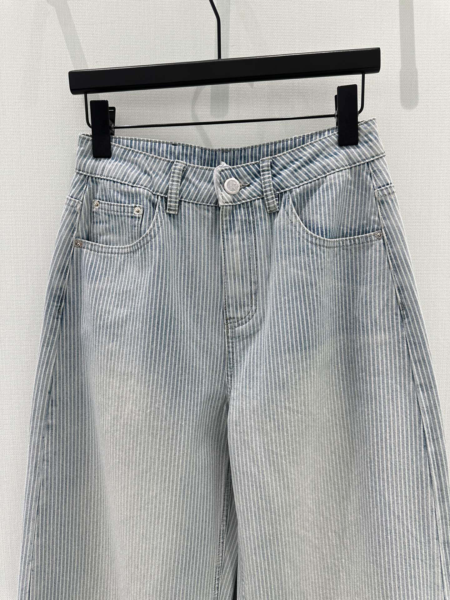 🛒𝐍𝐄𝐖 · 𝟐𝟎𝟐6/爆款现货【春夏上新】 原创｜🆕春季新款【浅蓝白条纹清新百搭设计后面双口袋皮标细节