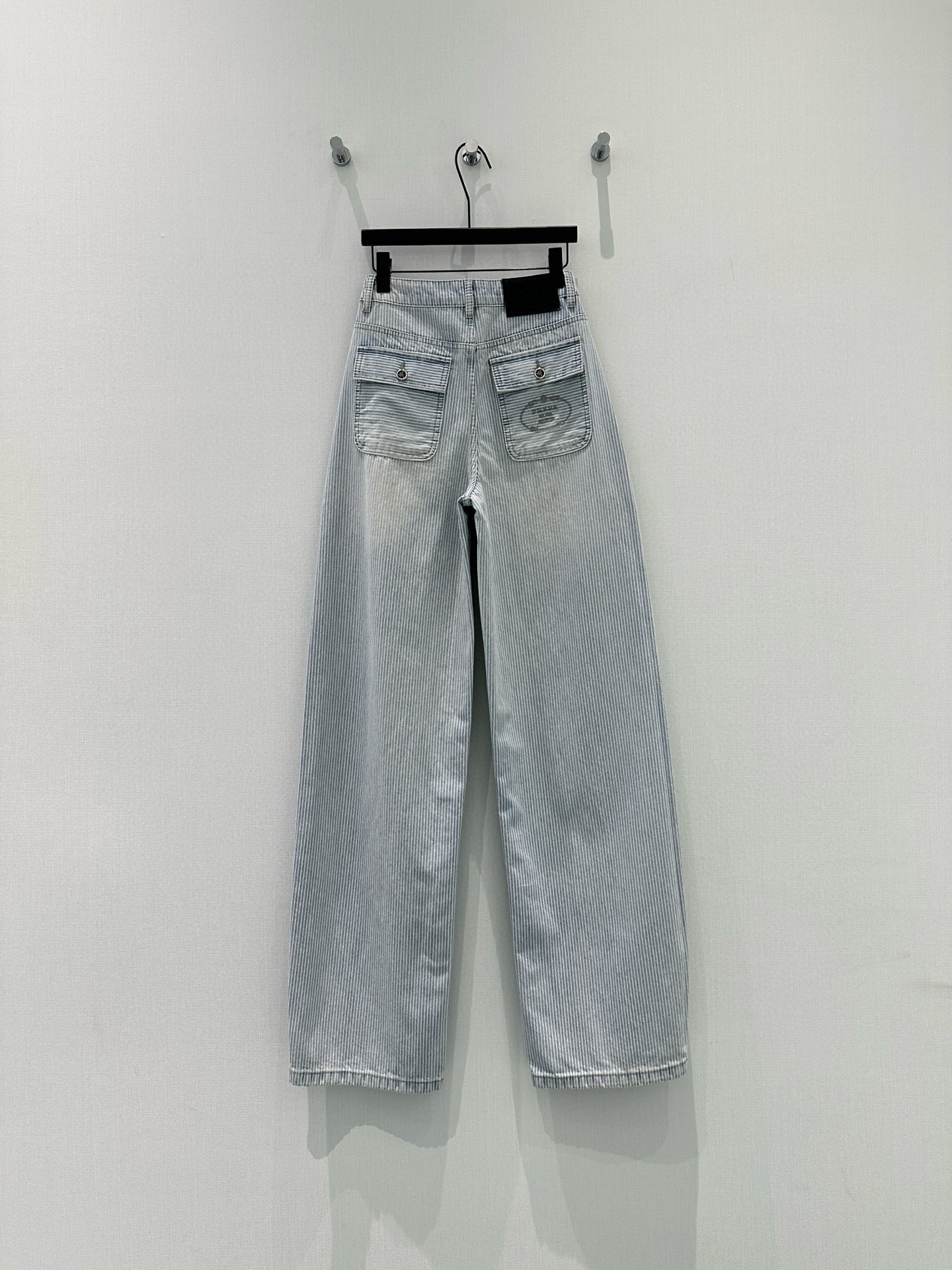 🛒𝐍𝐄𝐖 · 𝟐𝟎𝟐6/爆款现货【春夏上新】 原创｜🆕春季新款【浅蓝白条纹清新百搭设计后面双口袋皮标细节