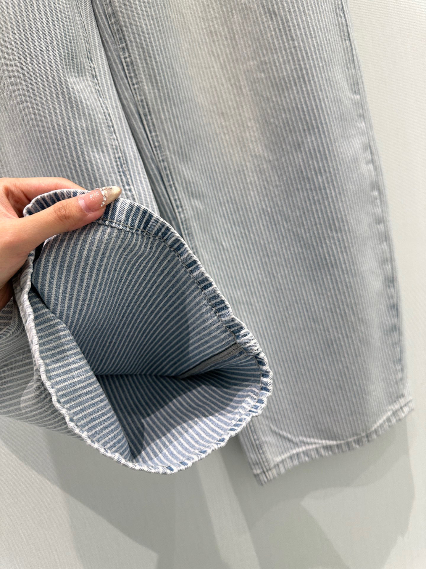 🛒𝐍𝐄𝐖 · 𝟐𝟎𝟐6/爆款现货【春夏上新】 原创｜🆕春季新款【浅蓝白条纹清新百搭设计后面双口袋皮标细节