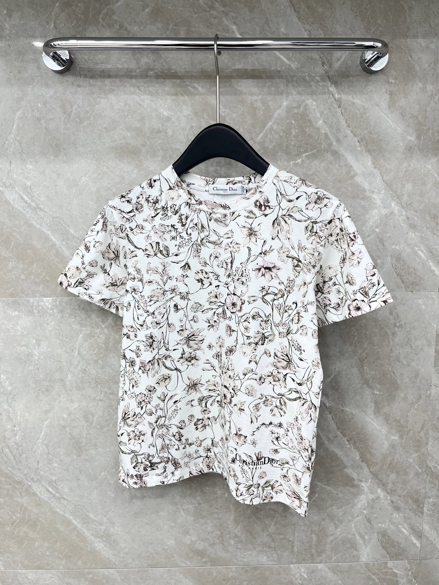 🛒𝐍𝐄𝐖 · 𝟐𝟎𝟐6/爆款现货原单品质 Dio*｜26新品满印短袖T恤精致版型上身巨显瘦！定制最新工艺