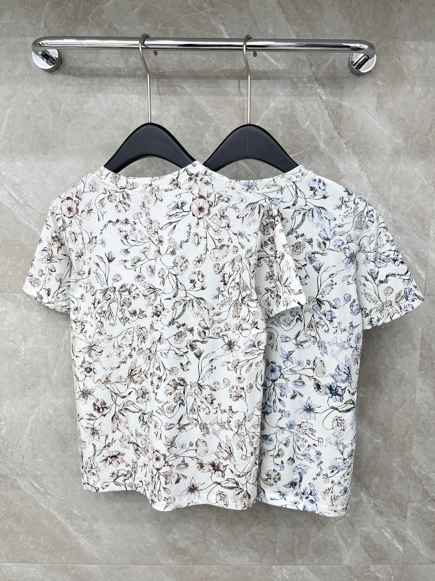 🛒𝐍𝐄𝐖 · 𝟐𝟎𝟐6/爆款现货原单品质 Dio*｜26新品满印短袖T恤精致版型上身巨显瘦！定制最新工艺