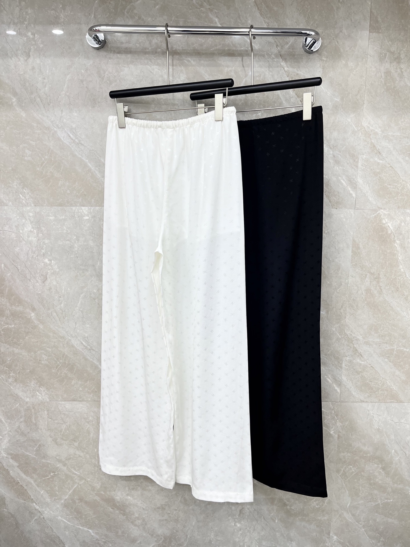 🛒𝐍𝐄𝐖 · 𝟐𝟎𝟐6/爆款现货【早春新款】设计师｜女神同款抽绳休闲裤工艺提花凯旋扣设计，清新的色系 亲