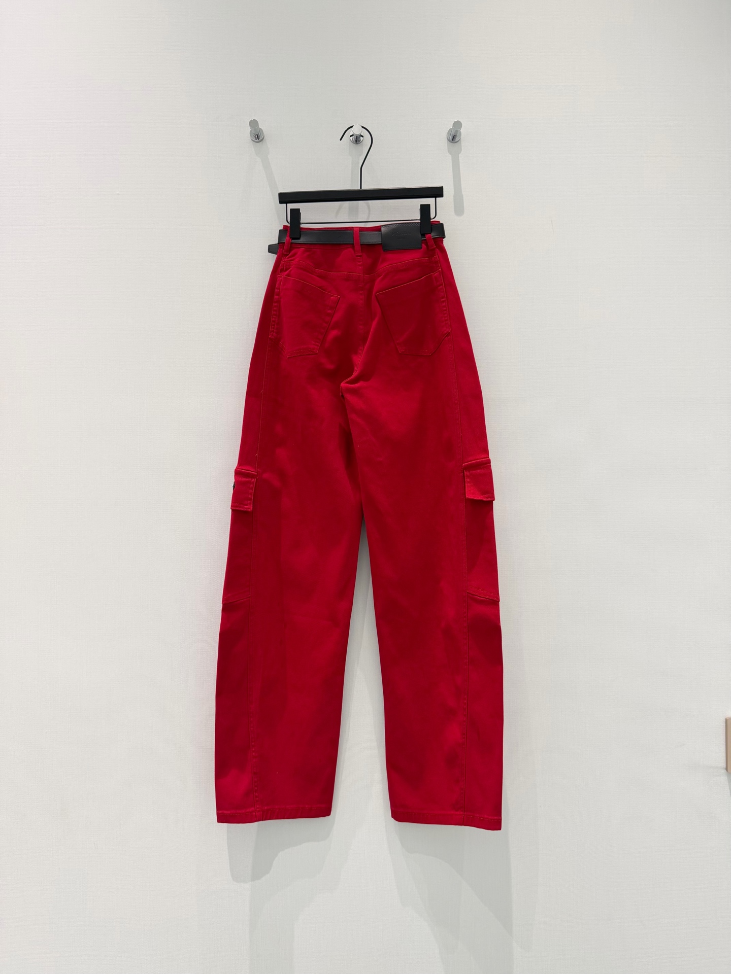 🛒𝐍𝐄𝐖 · 𝟐𝟎𝟐6/爆款现货原创 设计师｜工装镰刀牛仔裤采用高端定制面料，牛仔穿起来非常舒适，常规设