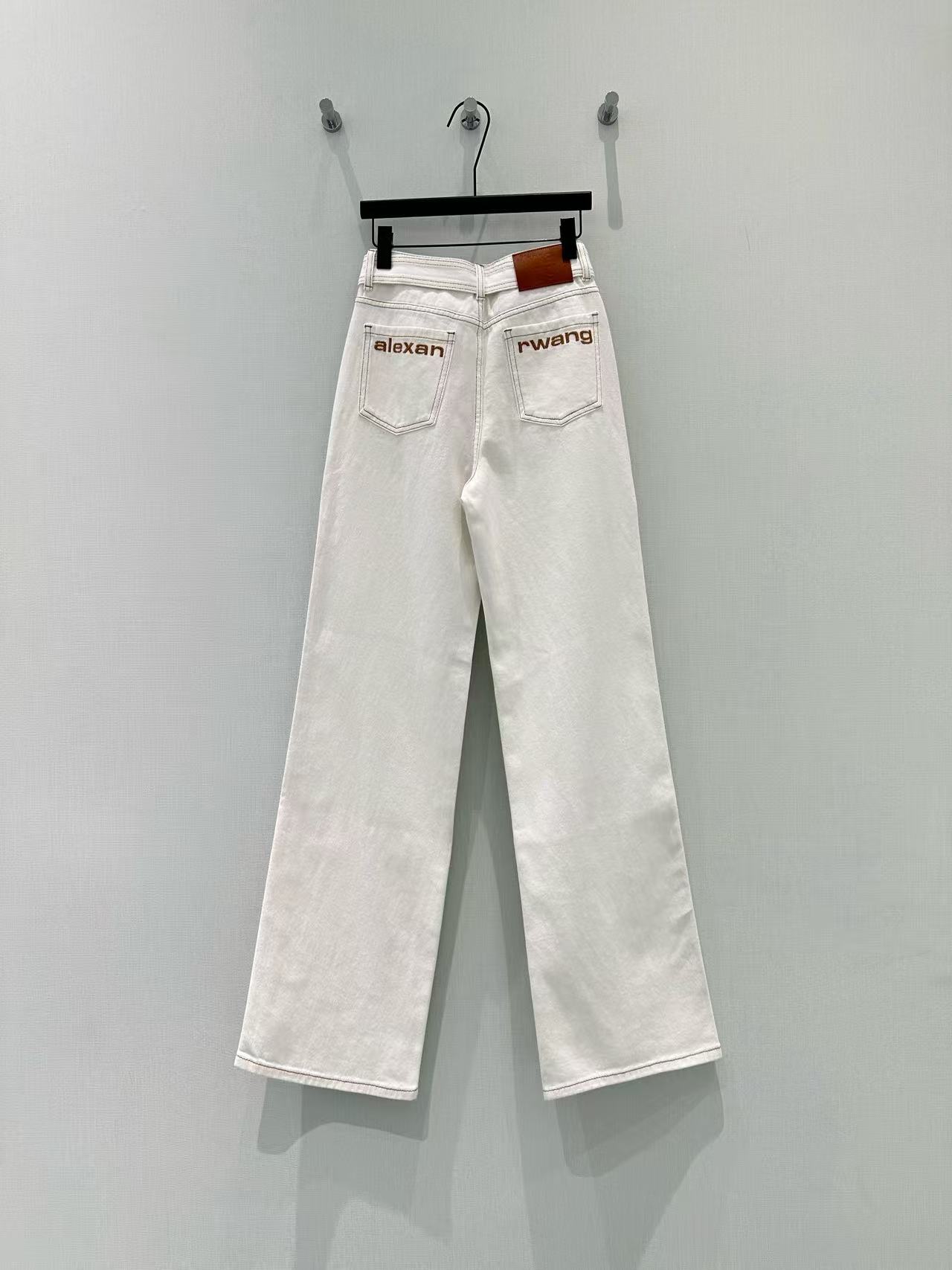 🛒𝐍𝐄𝐖 · 𝟐𝟎𝟐6/爆款现货【早春新款】原创｜撞色字母刺绣牛仔裤采用高端定制面料，牛仔穿起来非常舒适