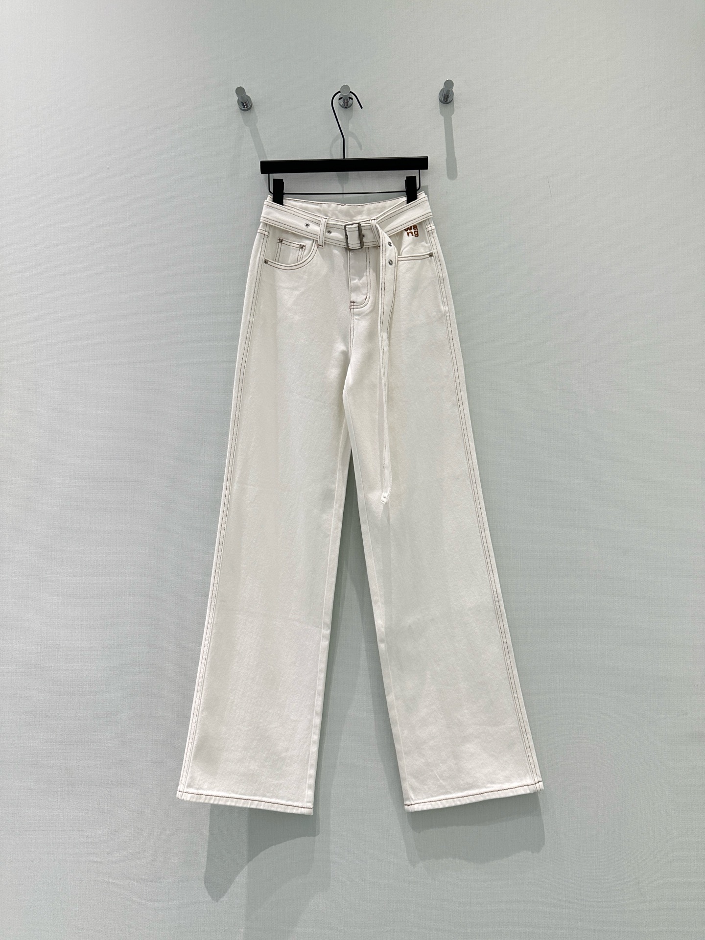 🛒𝐍𝐄𝐖 · 𝟐𝟎𝟐6/爆款现货【早春新款】原创｜撞色字母刺绣牛仔裤采用高端定制面料，牛仔穿起来非常舒适