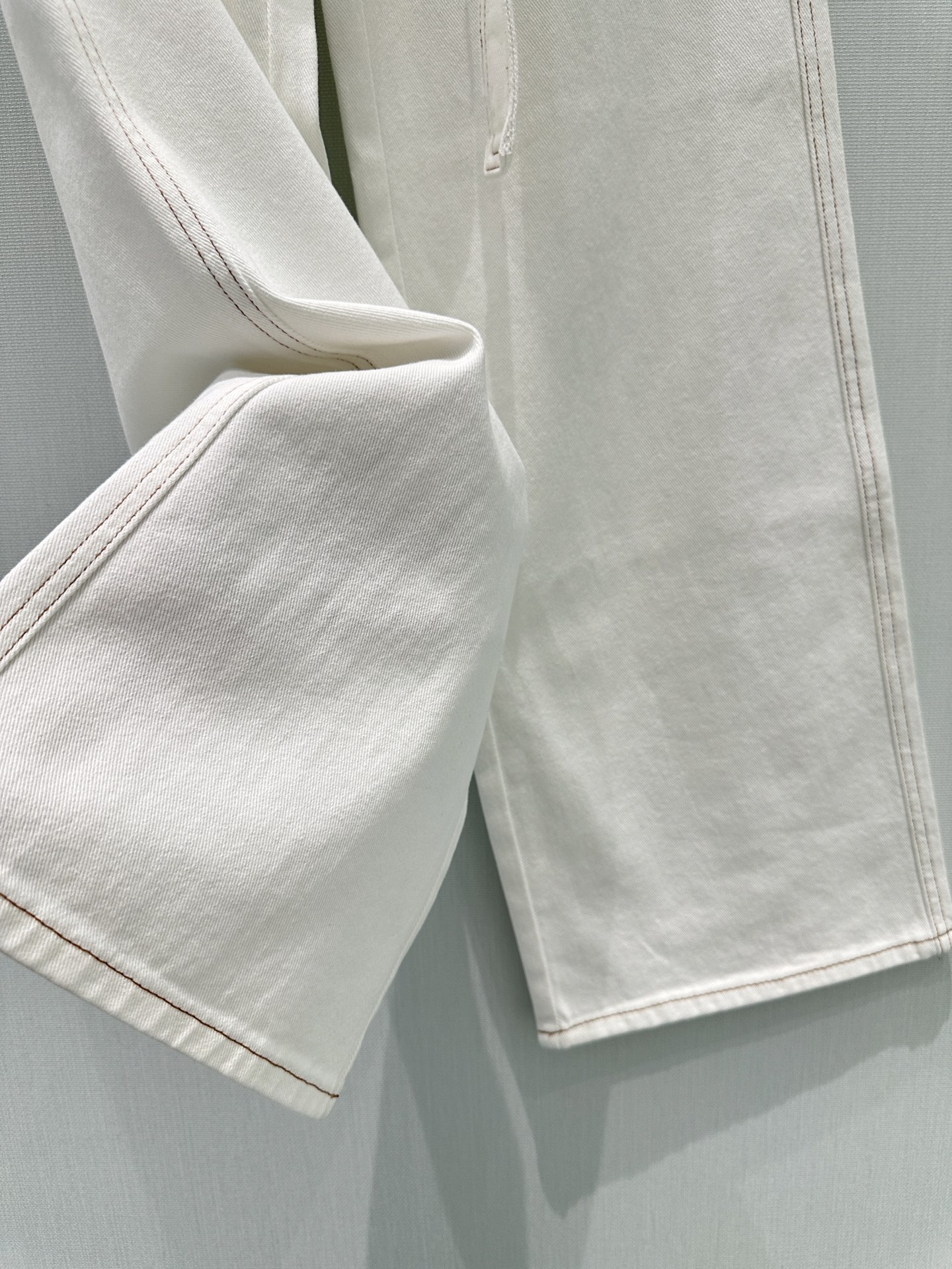 🛒𝐍𝐄𝐖 · 𝟐𝟎𝟐6/爆款现货【早春新款】原创｜撞色字母刺绣牛仔裤采用高端定制面料，牛仔穿起来非常舒适