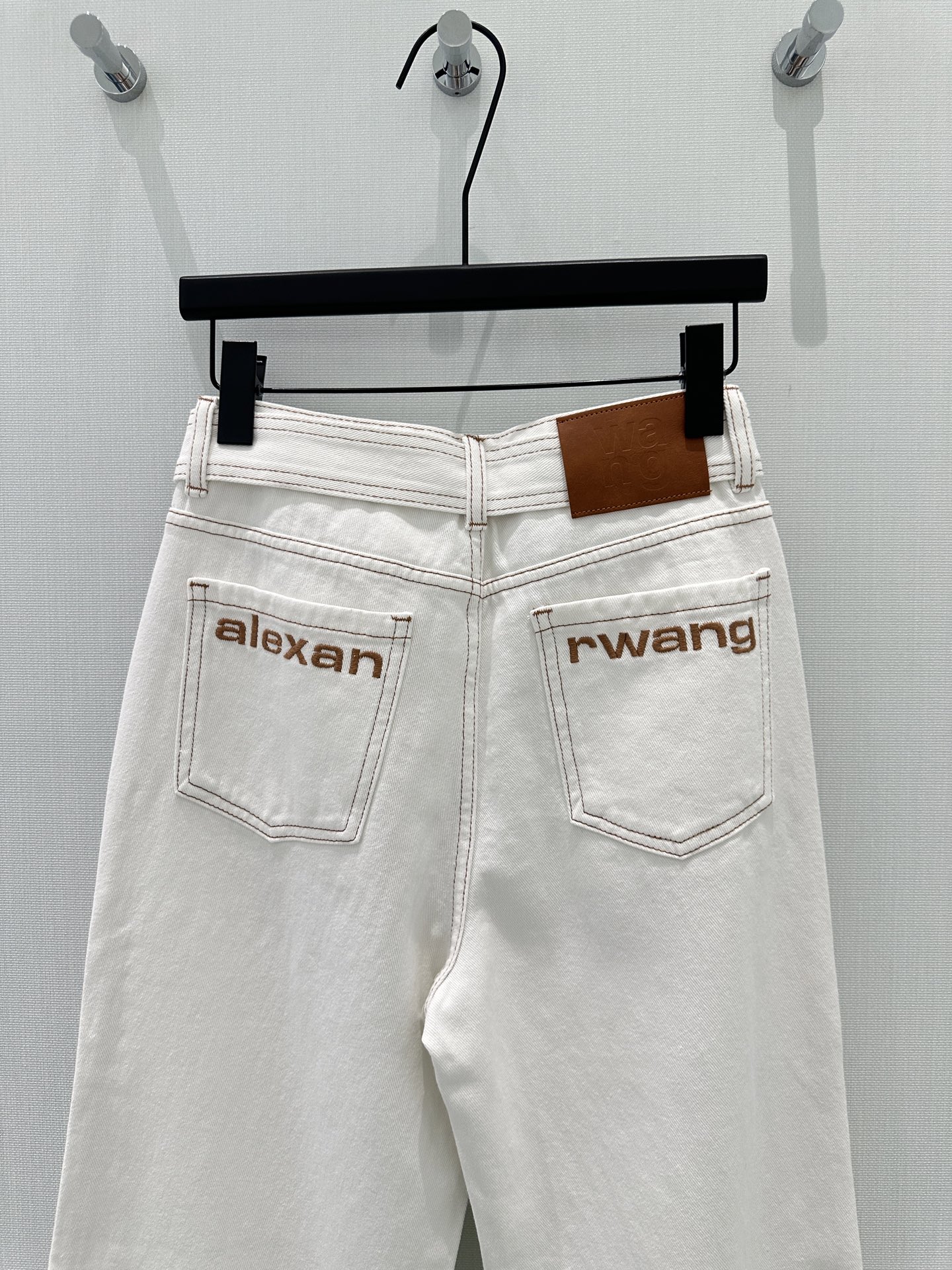 🛒𝐍𝐄𝐖 · 𝟐𝟎𝟐6/爆款现货【早春新款】原创｜撞色字母刺绣牛仔裤采用高端定制面料，牛仔穿起来非常舒适