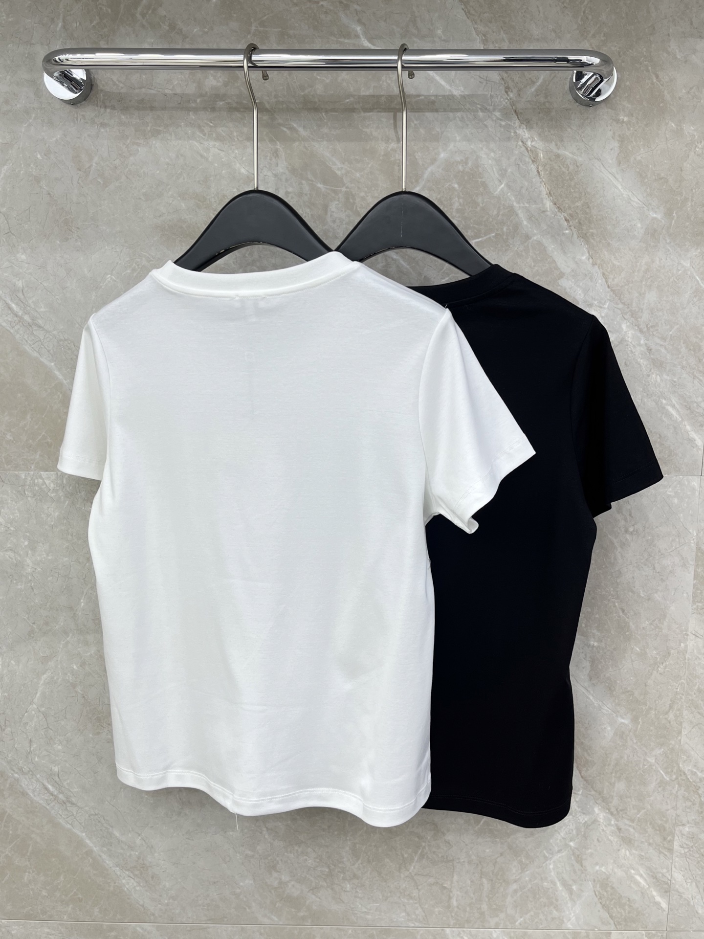 🛒𝐍𝐄𝐖 · 𝟐𝟎𝟐6/爆款现货原单品质 loe *｜26新品刺绣短袖T恤精致宽松版型上身巨显瘦！男女同