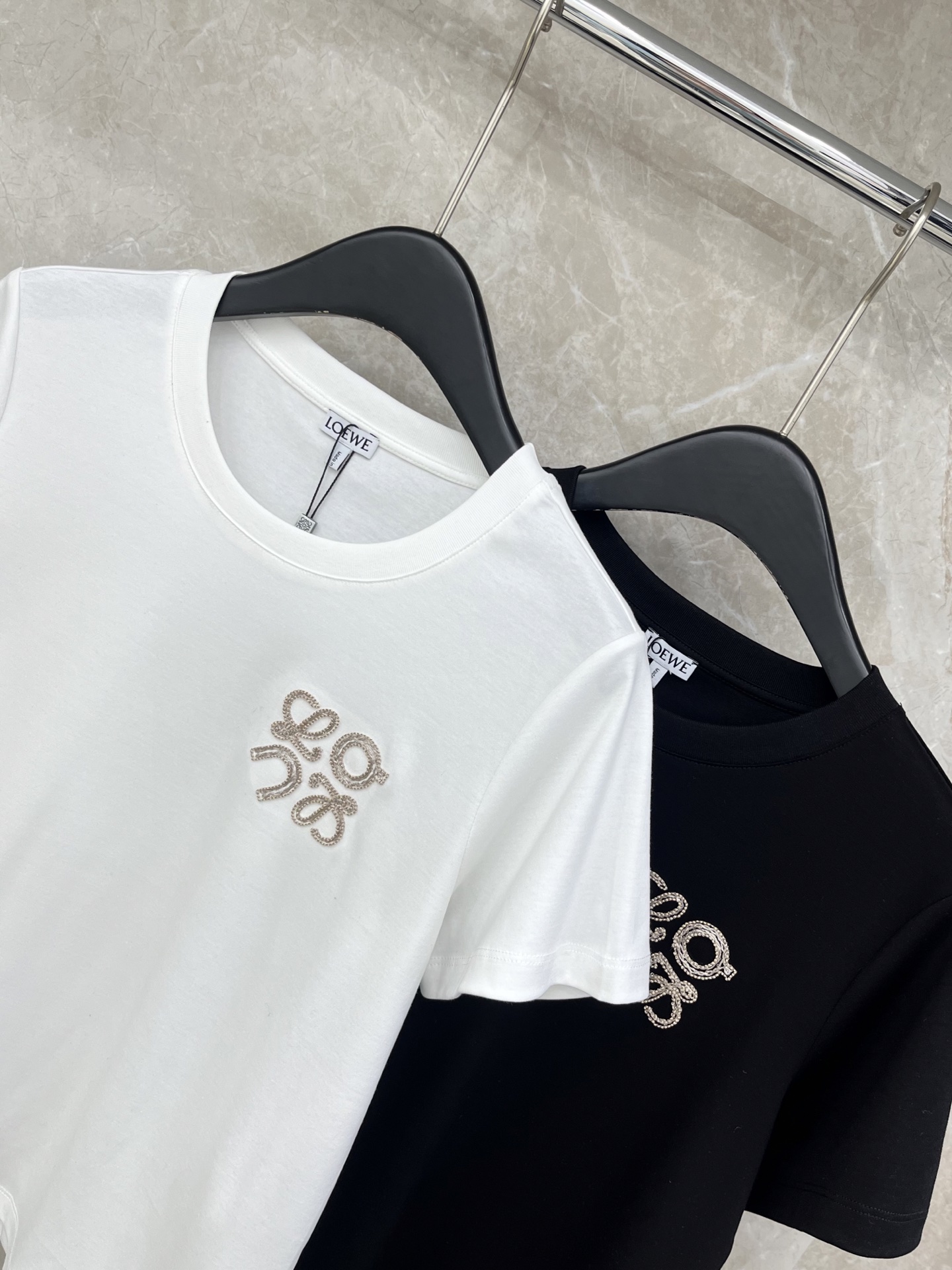 🛒𝐍𝐄𝐖 · 𝟐𝟎𝟐6/爆款现货原单品质 loe *｜26新品刺绣短袖T恤精致宽松版型上身巨显瘦！男女同