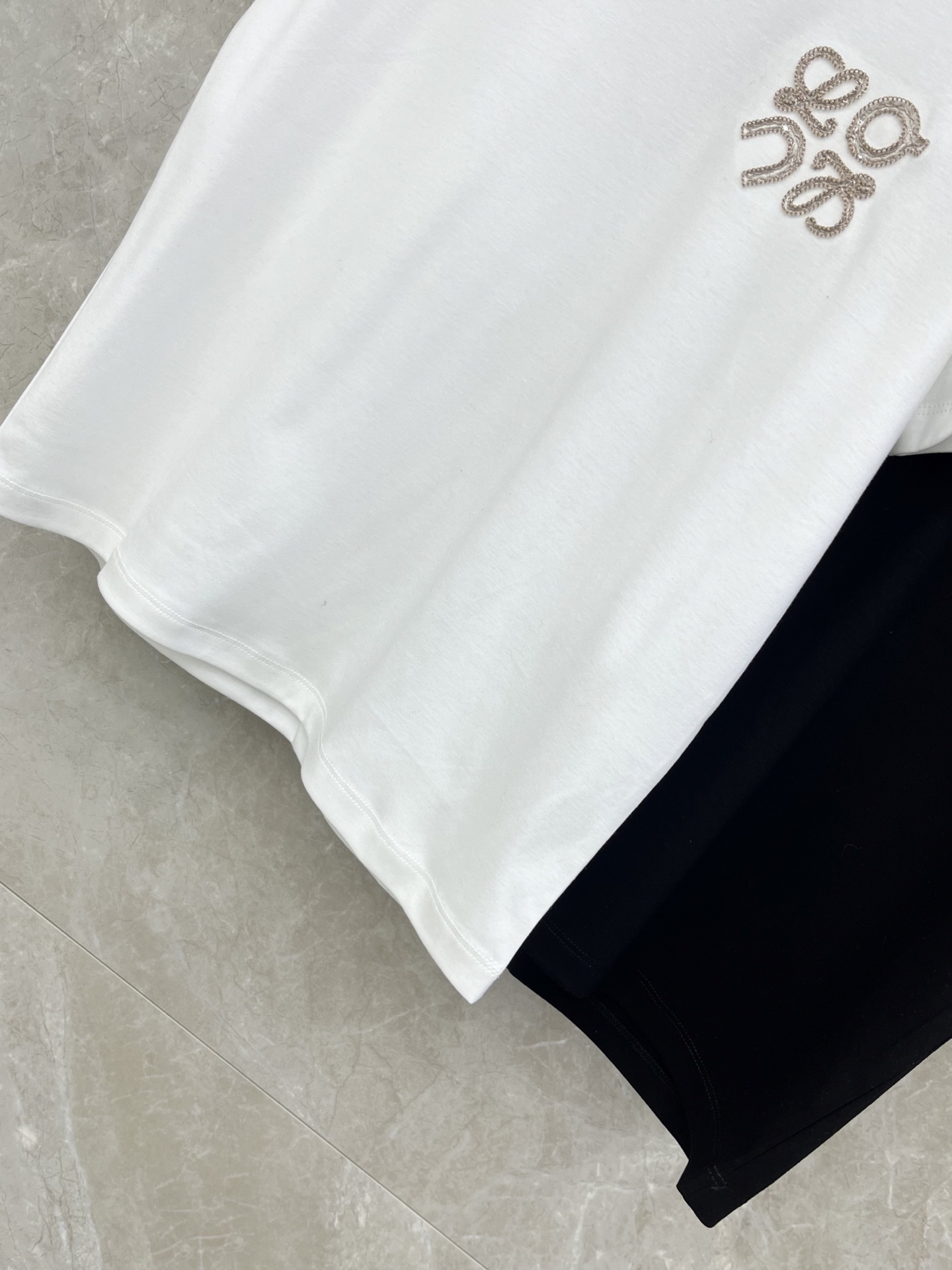 🛒𝐍𝐄𝐖 · 𝟐𝟎𝟐6/爆款现货原单品质 loe *｜26新品刺绣短袖T恤精致宽松版型上身巨显瘦！男女同