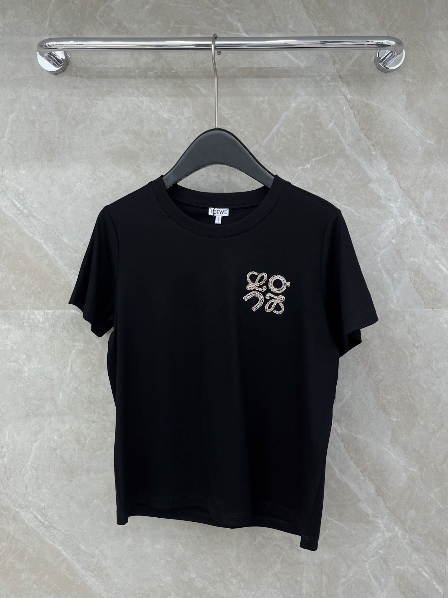 🛒𝐍𝐄𝐖 · 𝟐𝟎𝟐6/爆款现货原单品质 loe *｜26新品刺绣短袖T恤精致宽松版型上身巨显瘦！男女同