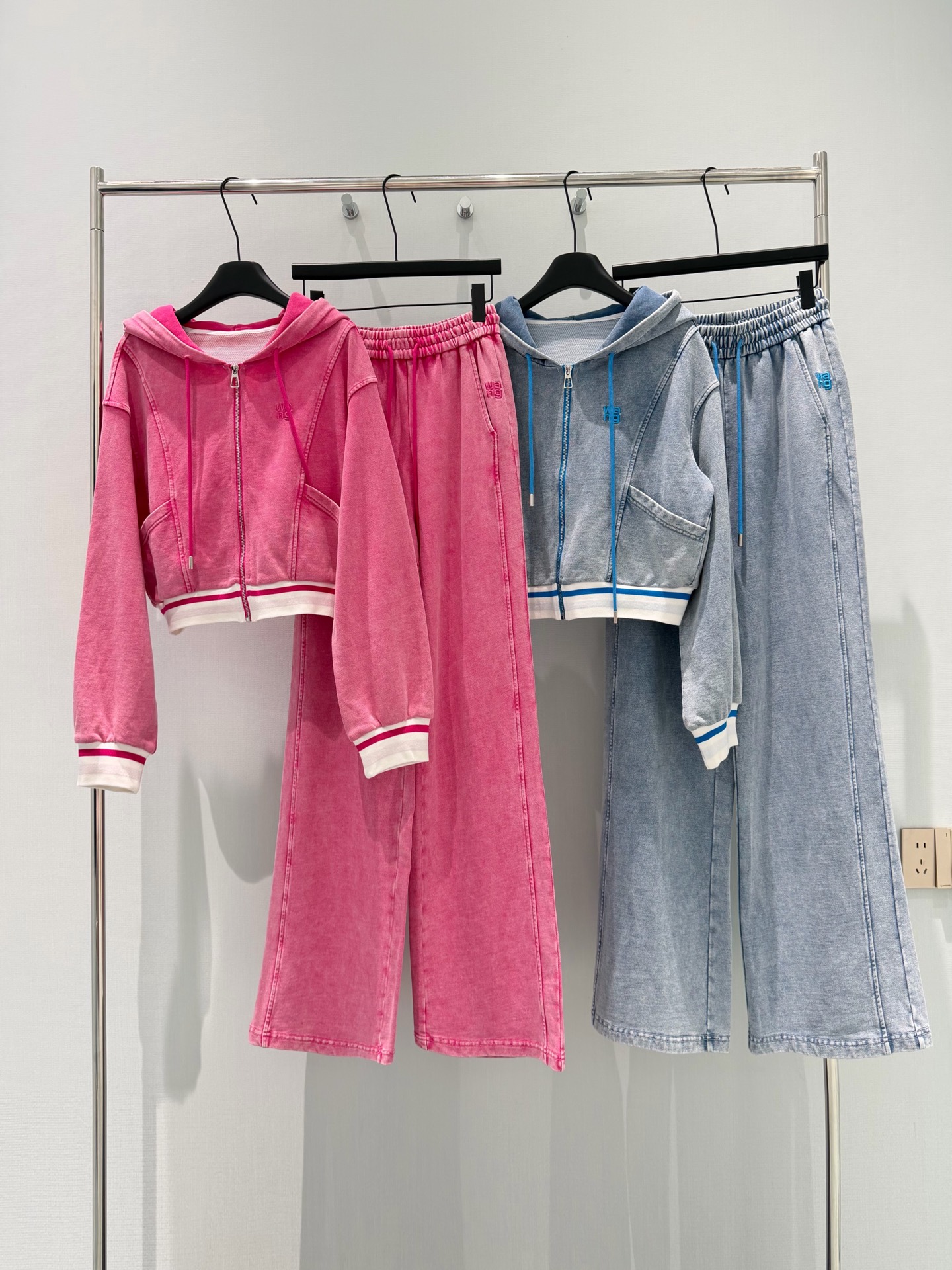 🛒𝐍𝐄𝐖 · 𝟐𝟎𝟐6/爆款现货设计师 原创｜26早春新品压花洗水套装！高端定制拉链卫衣外套，搭配松紧腰