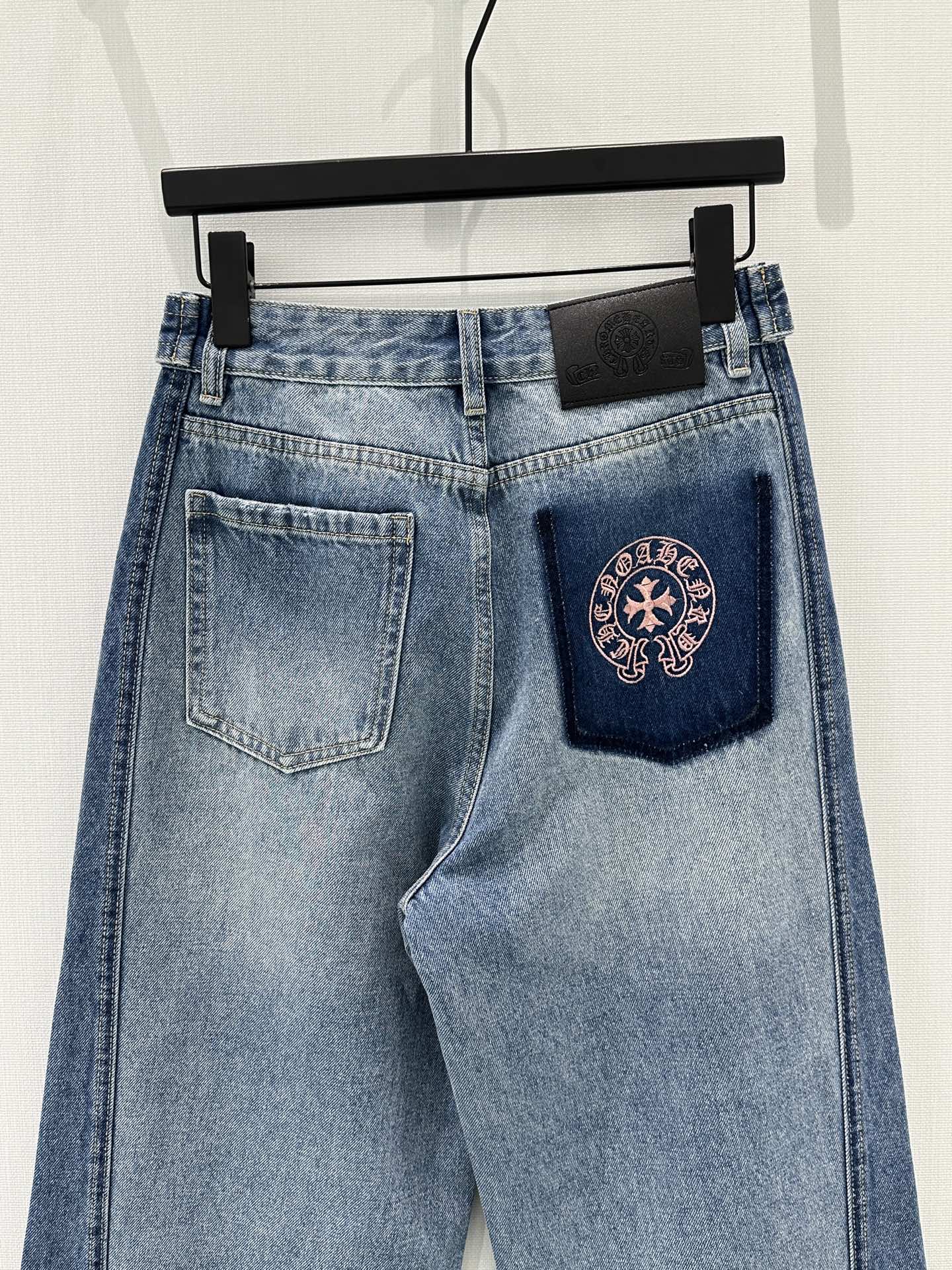 🛒𝐍𝐄𝐖 · 𝟐𝟎𝟐6/爆款现货【早春新款】原创｜撞色刺绣牛仔裤采用高端定制面料，牛仔穿起来非常舒适，常