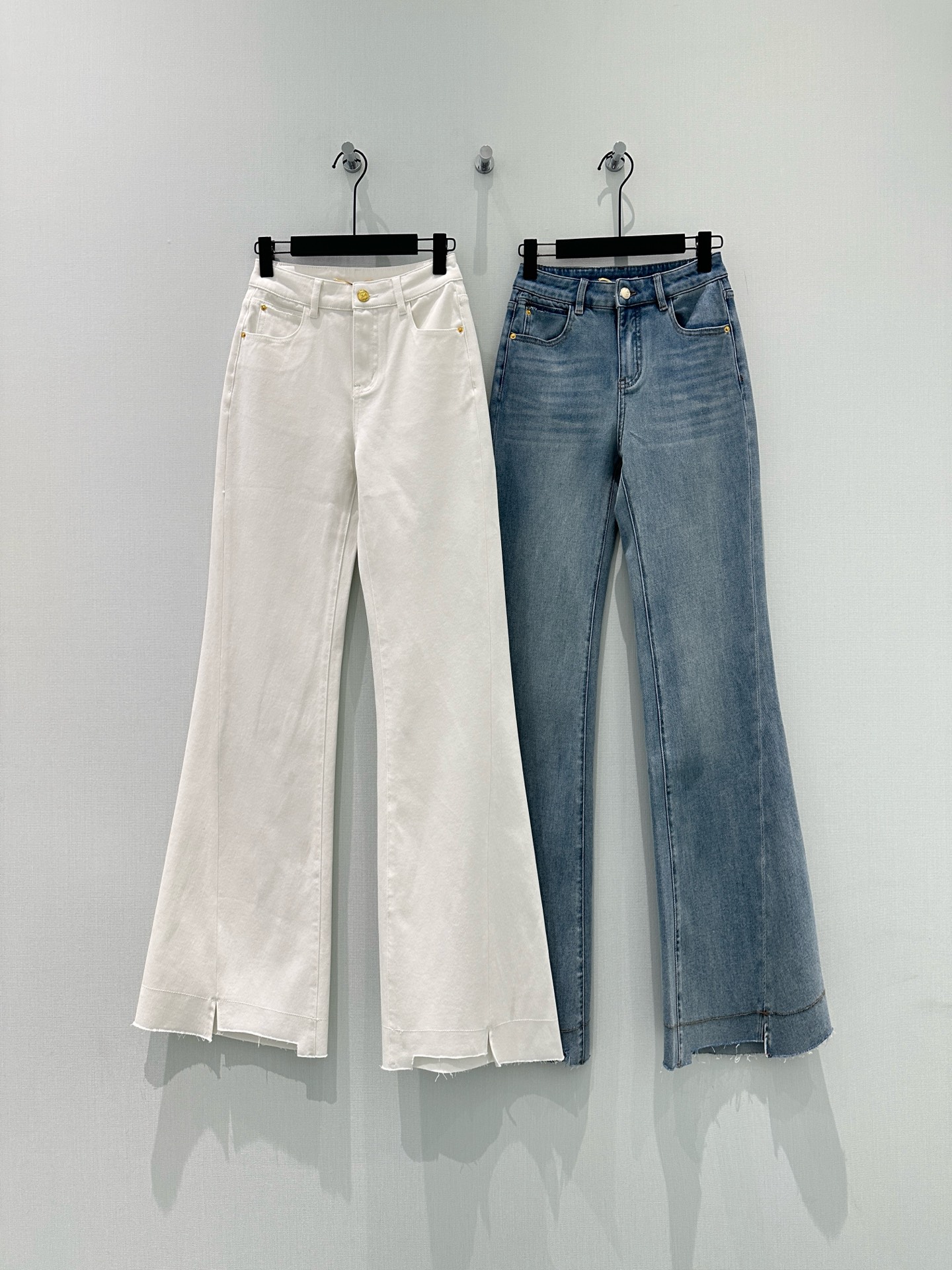 🛒𝐍𝐄𝐖 · 𝟐𝟎𝟐6/爆款现货【早春新款】原创｜🆕【不规则小开衩复古高腰水洗牛仔微喇叭长裤】进口棉质牛