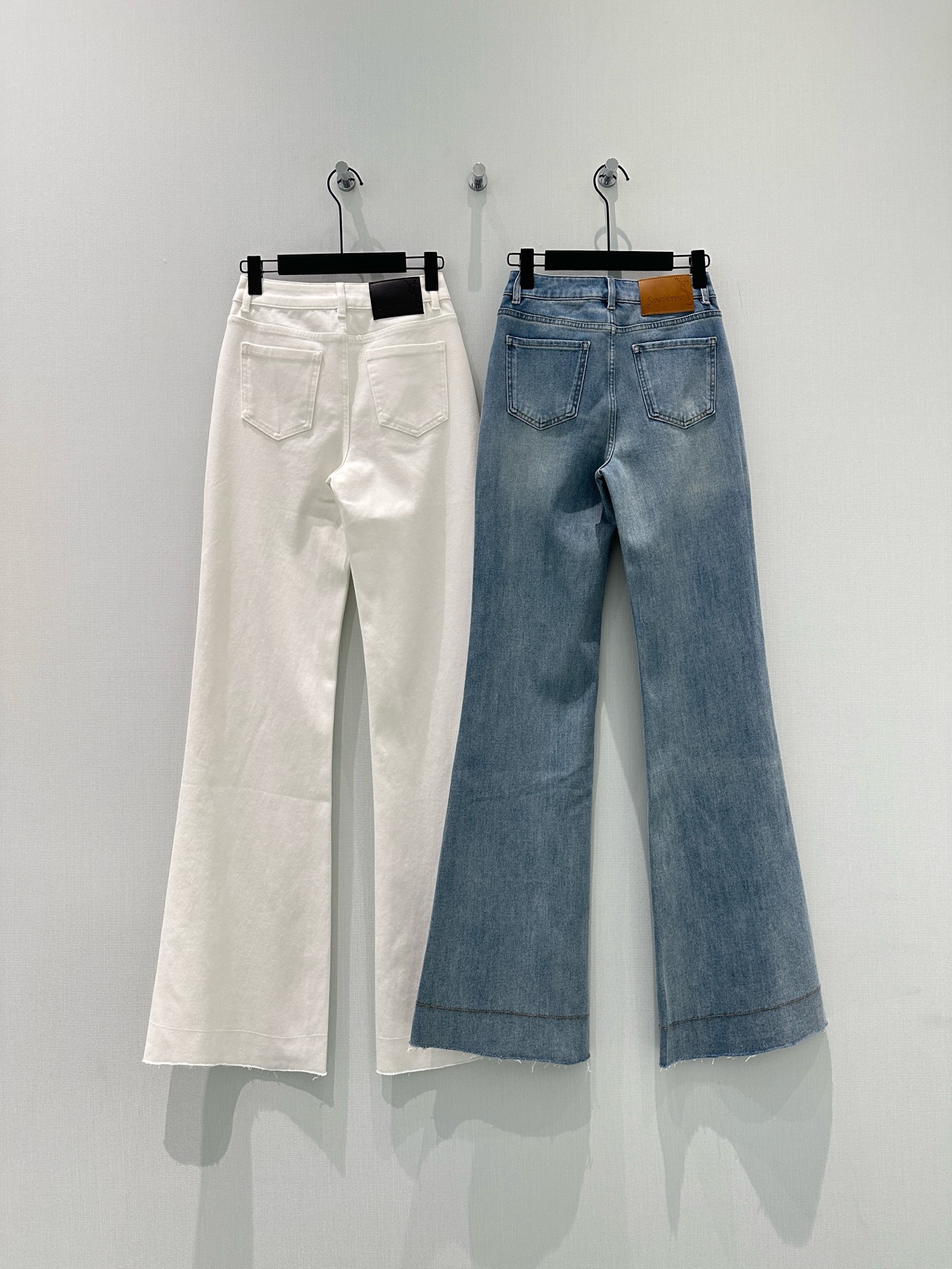 🛒𝐍𝐄𝐖 · 𝟐𝟎𝟐6/爆款现货【早春新款】原创｜🆕【不规则小开衩复古高腰水洗牛仔微喇叭长裤】进口棉质牛