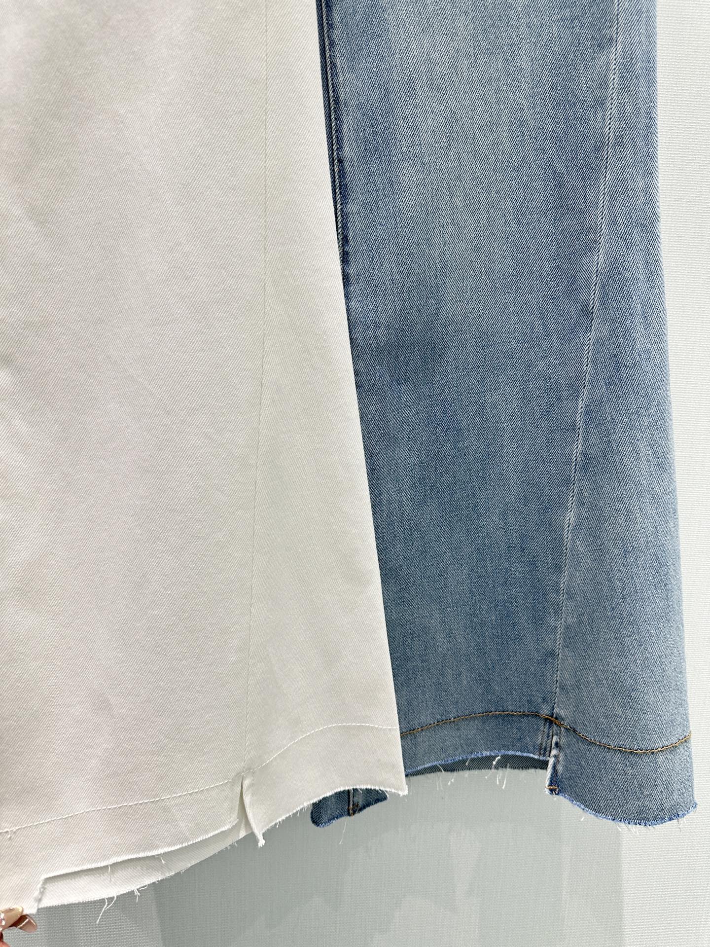 🛒𝐍𝐄𝐖 · 𝟐𝟎𝟐6/爆款现货【早春新款】原创｜🆕【不规则小开衩复古高腰水洗牛仔微喇叭长裤】进口棉质牛