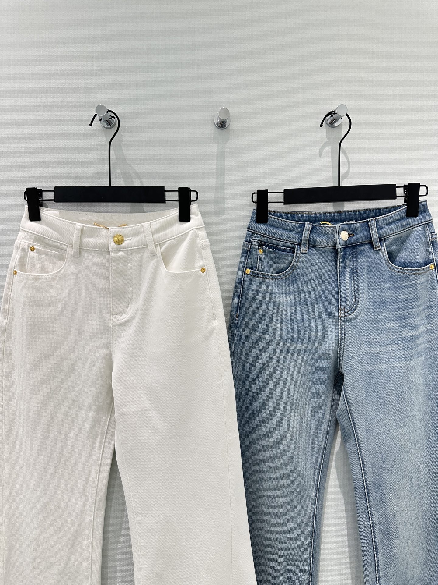 🛒𝐍𝐄𝐖 · 𝟐𝟎𝟐6/爆款现货【早春新款】原创｜🆕【不规则小开衩复古高腰水洗牛仔微喇叭长裤】进口棉质牛