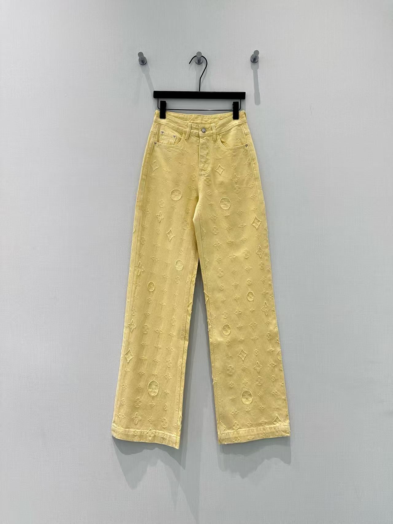 🛒𝐍𝐄𝐖 · 𝟐𝟎𝟐6/爆款现货原创 设计师｜老花提花直筒牛仔裤采用高端定制面料，牛仔穿起来非常舒适，常