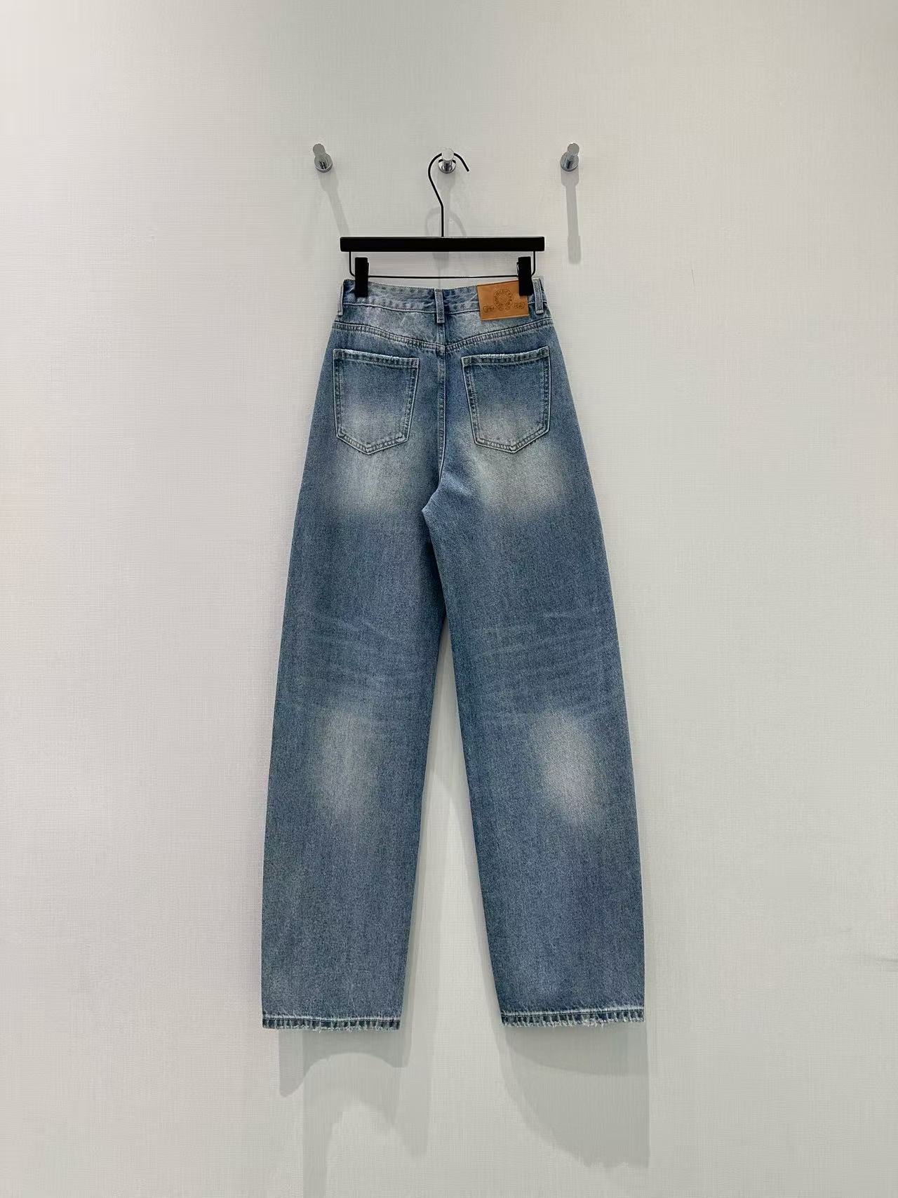 🛒𝐍𝐄𝐖 · 𝟐𝟎𝟐6/爆款现货原创 设计师｜烫钻镰刀牛仔裤采用高端定制面料，牛仔穿起来非常舒适，常规设