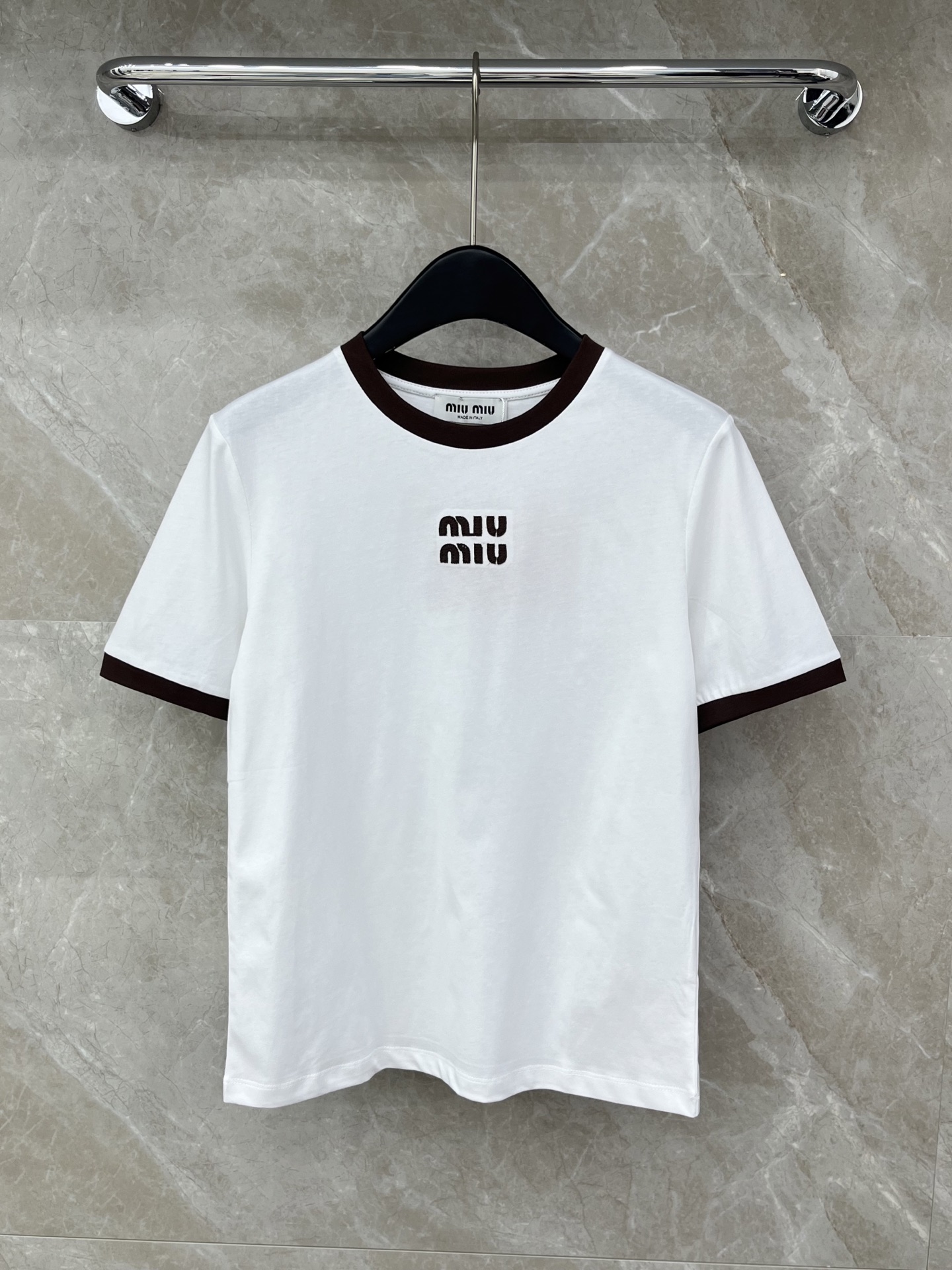 🛒𝐍𝐄𝐖 · 𝟐𝟎𝟐6/爆款现货原单品质 Miu*｜26新品刺绣短袖T恤精致宽松版型上身巨显瘦！男女同款