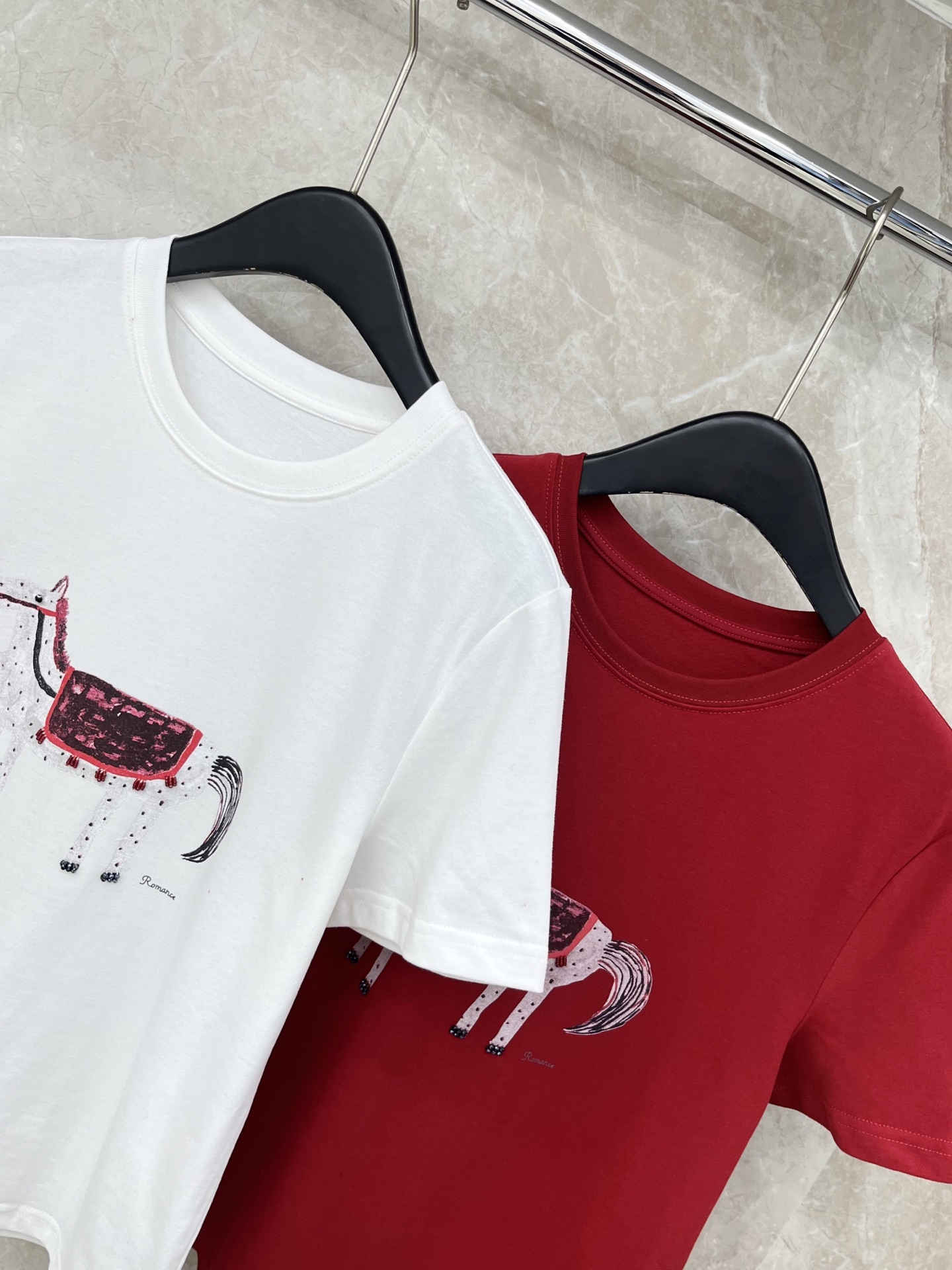 🛒𝐍𝐄𝐖 · 𝟐𝟎𝟐6/爆款现货原单品质 小众*｜26马年限定新品短袖T恤精致宽松版型上身巨显瘦！定制最