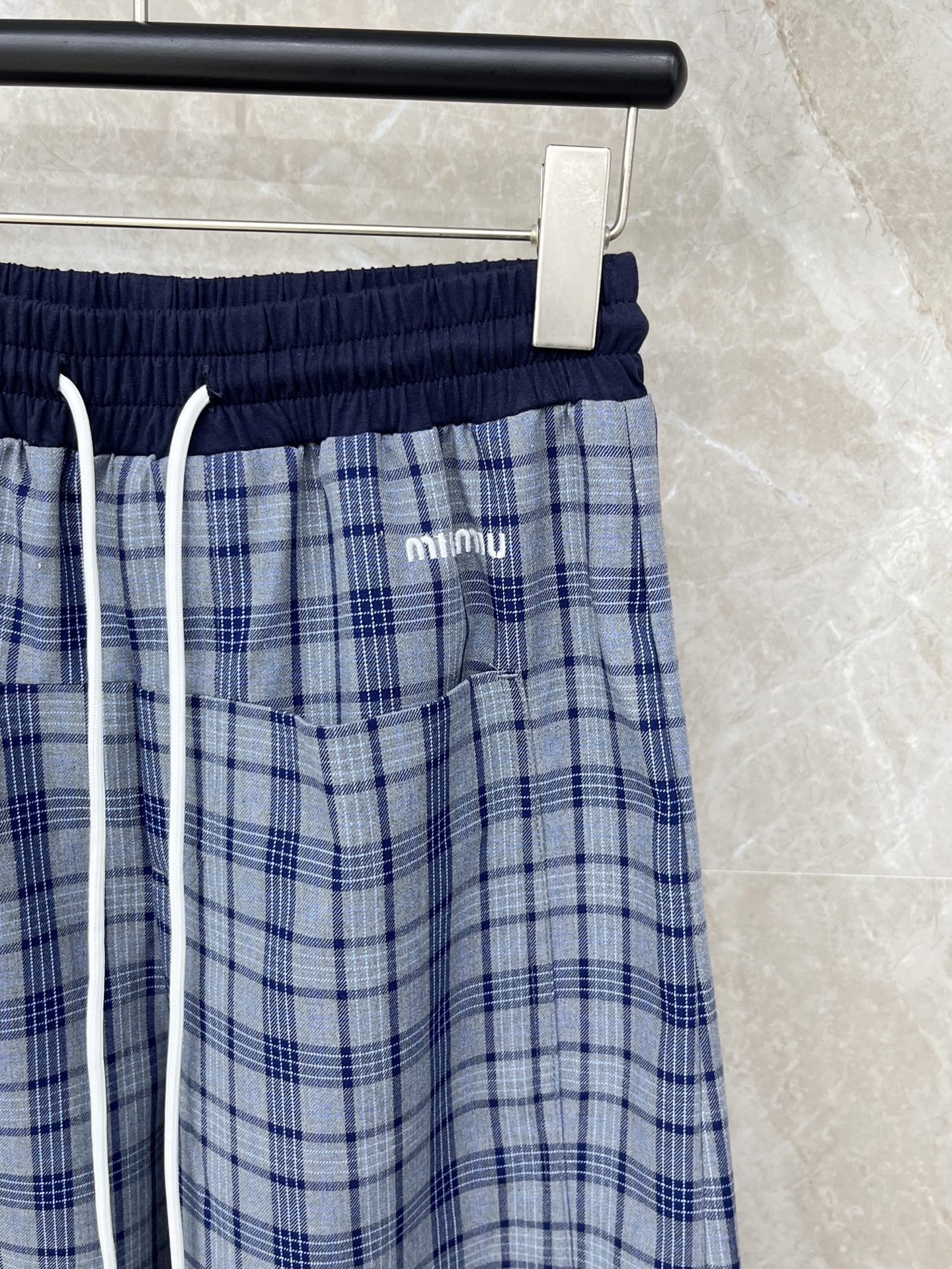 🛒𝐍𝐄𝐖 · 𝟐𝟎𝟐6/爆款现货【早春新款】设计师｜女神同款抽绳格纹休闲裤撞色刺绣设计，清新的色系 亲肤