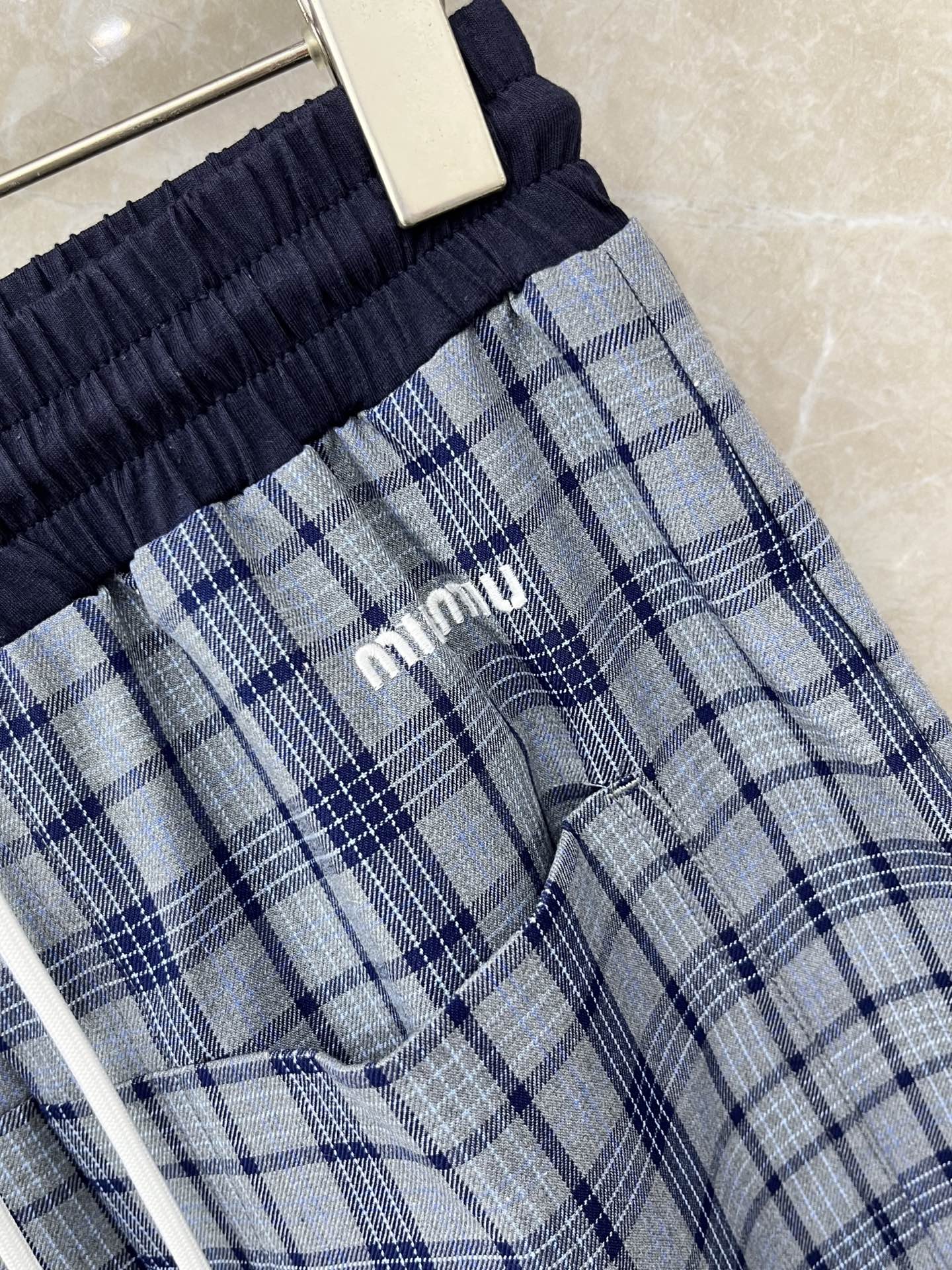 🛒𝐍𝐄𝐖 · 𝟐𝟎𝟐6/爆款现货【早春新款】设计师｜女神同款抽绳格纹休闲裤撞色刺绣设计，清新的色系 亲肤