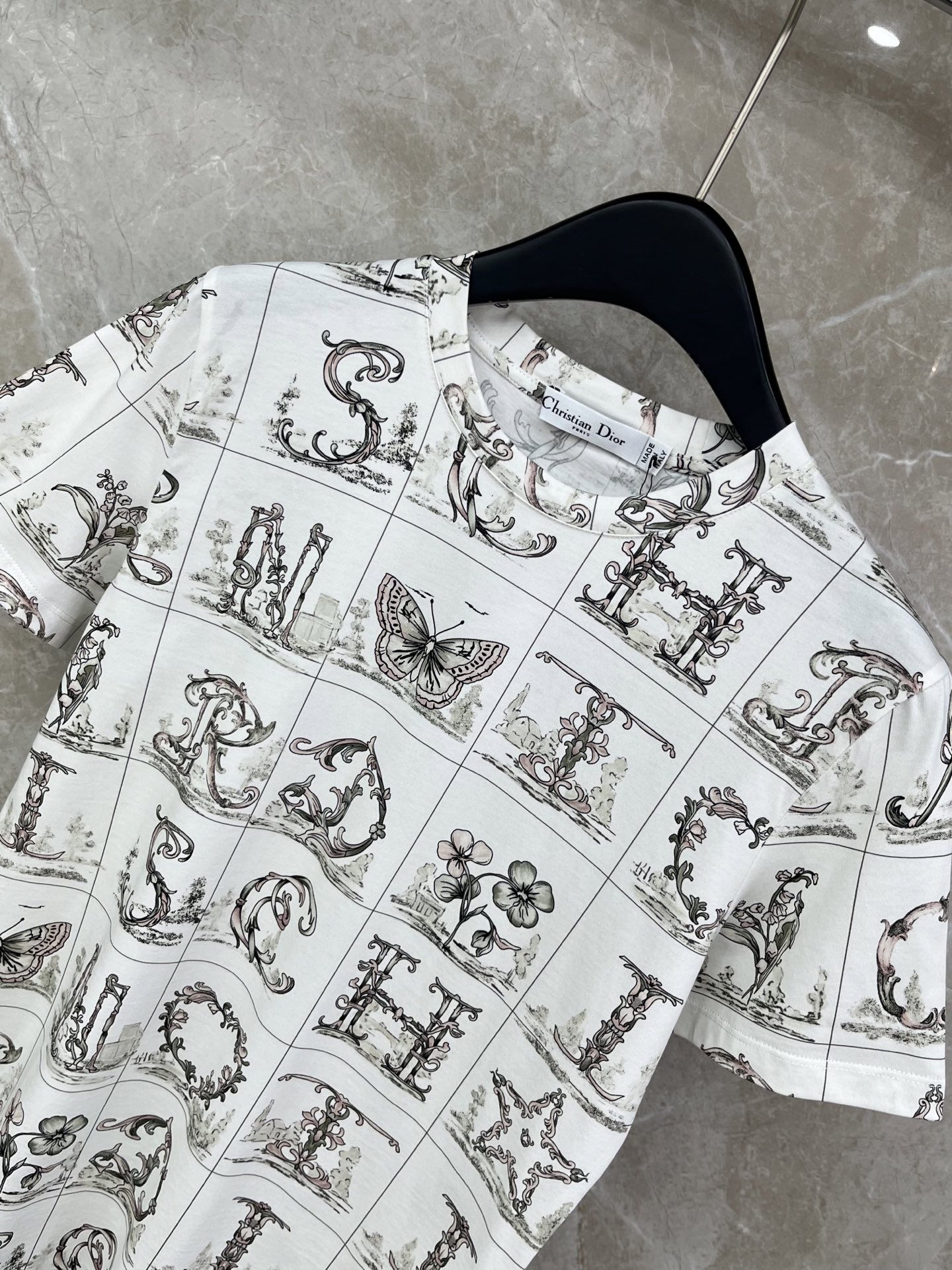 🛒𝐍𝐄𝐖 · 𝟐𝟎𝟐6/爆款现货原单品质 Dio*｜26新品满印短袖T恤精致版型上身巨显瘦！定制最新工艺