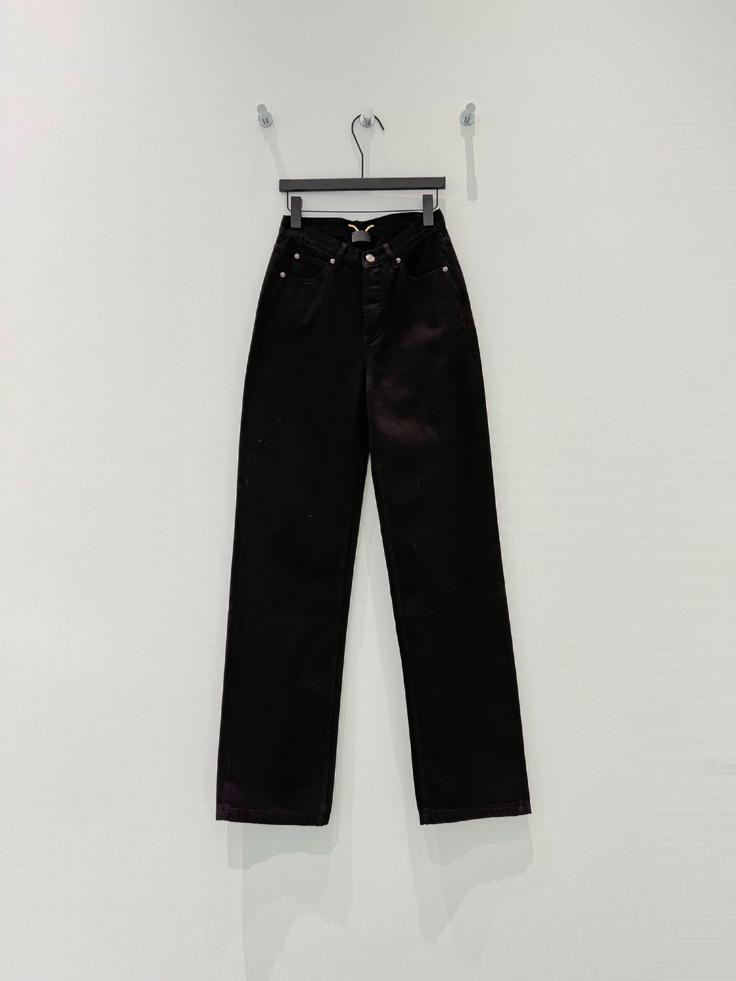 🛒𝐍𝐄𝐖 · 𝟐𝟎𝟐6/爆款现货原创 设计师｜金属装饰直筒牛仔裤采用高端定制面料，牛仔穿起来非常舒适，常