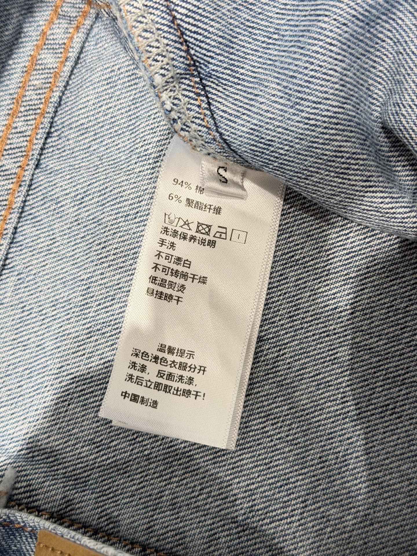 🛒𝐍𝐄𝐖 · 𝟐𝟎𝟐6/爆款现货原创 设计师｜围裙式错层直筒牛仔裤采用高端定制面料，牛仔穿起来非常舒适，