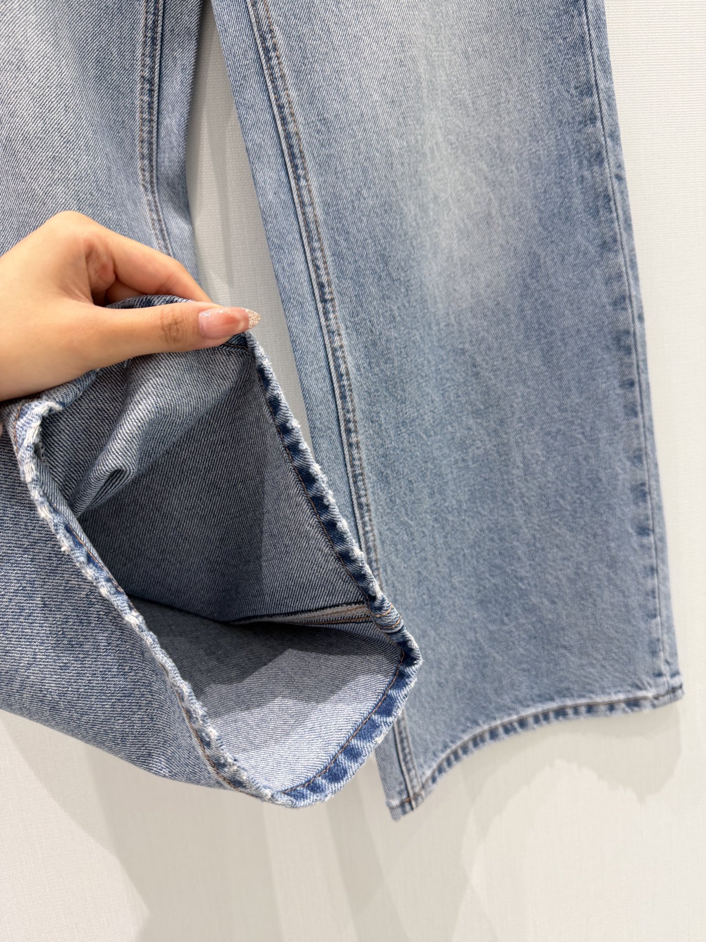 🛒𝐍𝐄𝐖 · 𝟐𝟎𝟐6/爆款现货原创 设计师｜围裙式错层直筒牛仔裤采用高端定制面料，牛仔穿起来非常舒适，