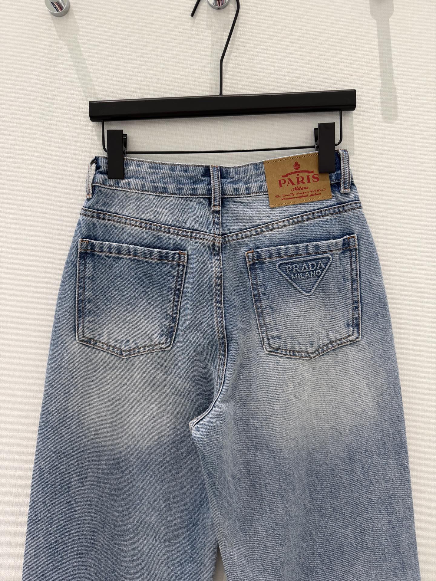 🛒𝐍𝐄𝐖 · 𝟐𝟎𝟐6/爆款现货原创 设计师｜围裙式错层直筒牛仔裤采用高端定制面料，牛仔穿起来非常舒适，