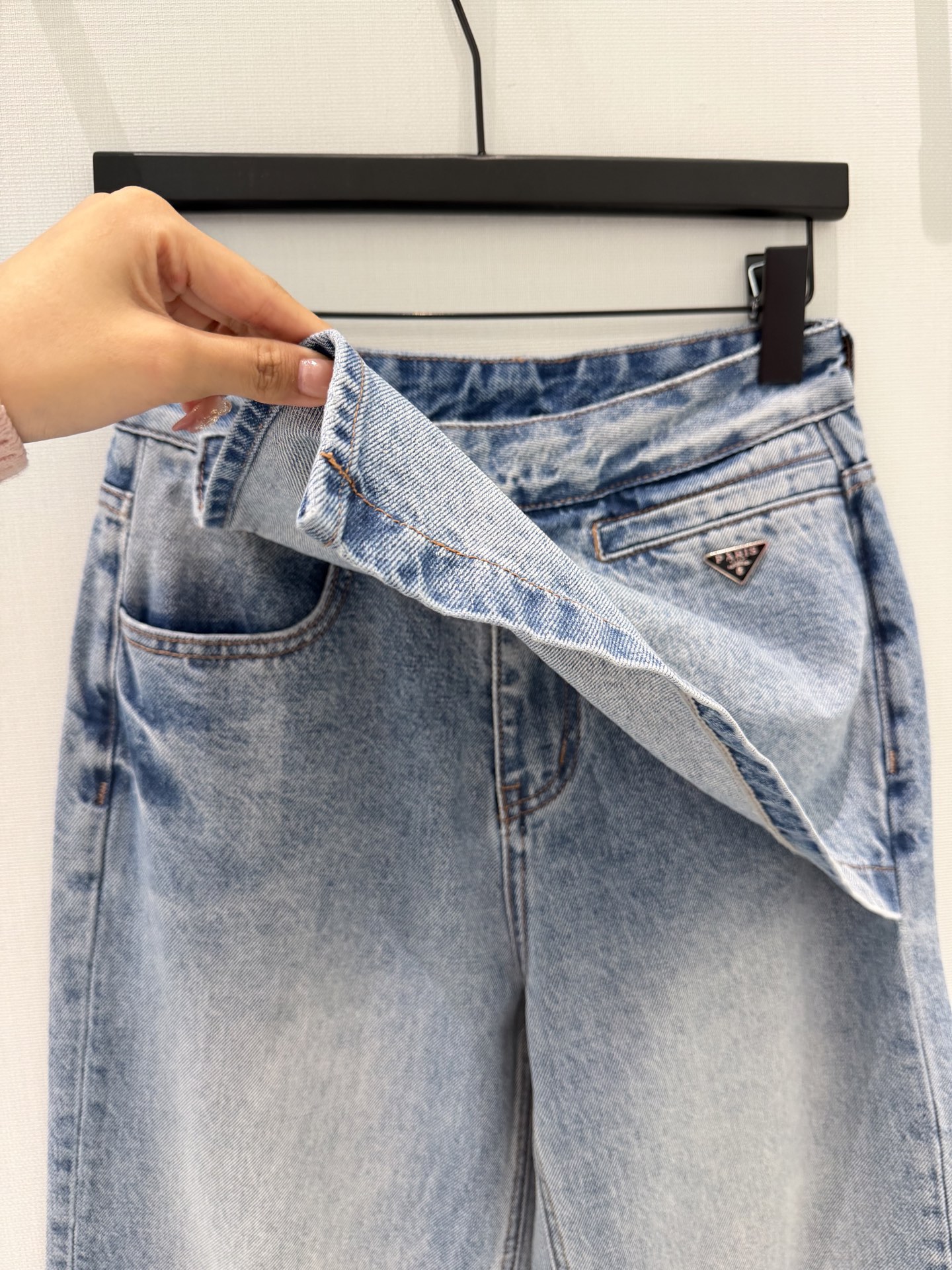 🛒𝐍𝐄𝐖 · 𝟐𝟎𝟐6/爆款现货原创 设计师｜围裙式错层直筒牛仔裤采用高端定制面料，牛仔穿起来非常舒适，