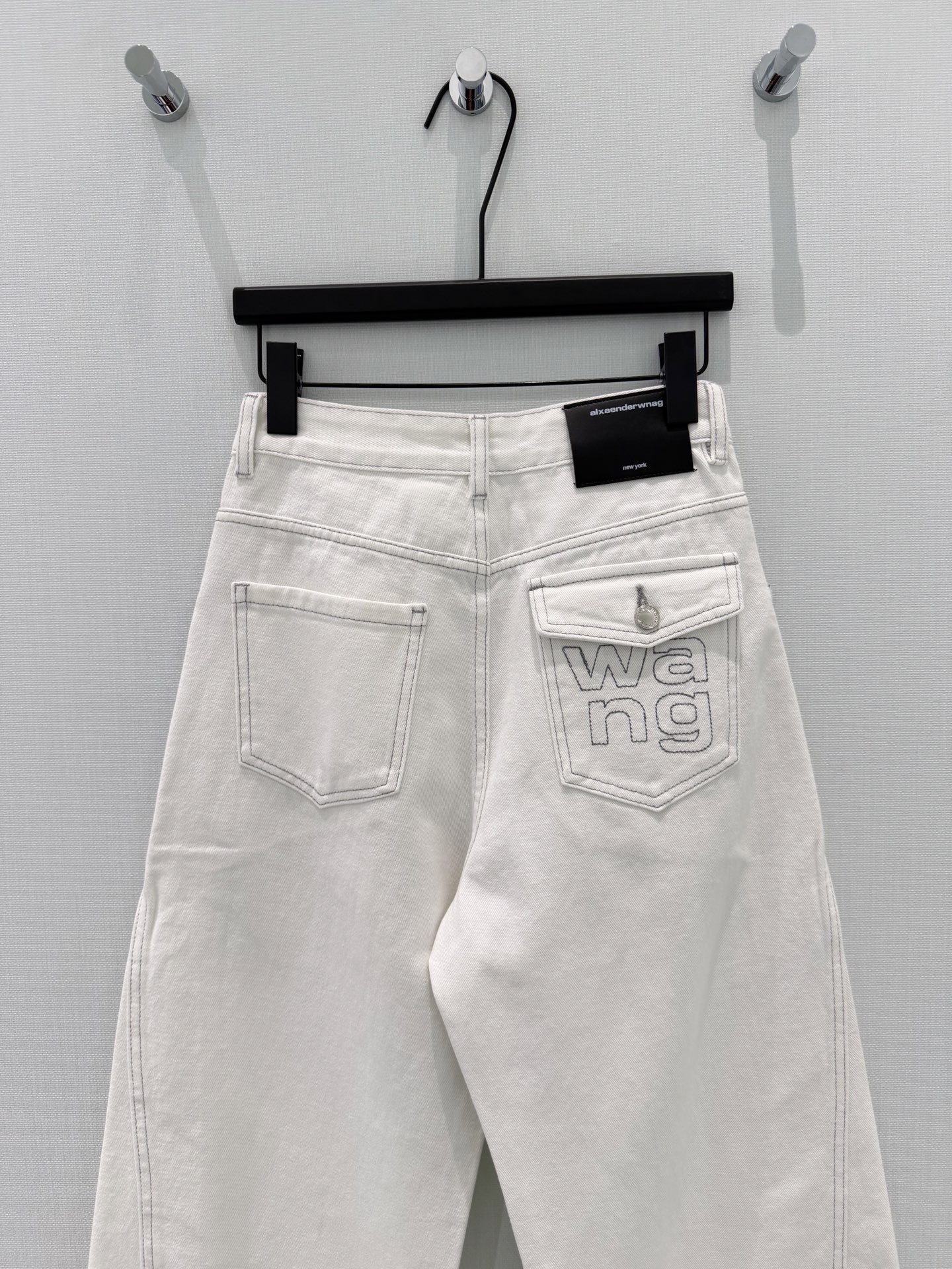 🛒𝐍𝐄𝐖 · 𝟐𝟎𝟐6/爆款现货【早春新款】原创｜撞色字母刺绣牛仔裤采用高端定制面料，牛仔穿起来非常舒适