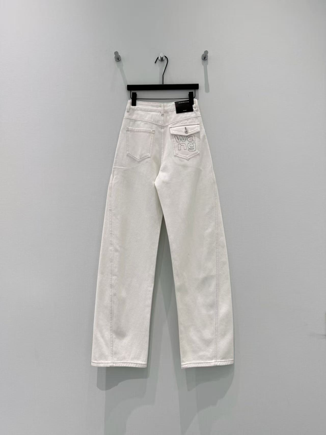 🛒𝐍𝐄𝐖 · 𝟐𝟎𝟐6/爆款现货【早春新款】原创｜撞色字母刺绣牛仔裤采用高端定制面料，牛仔穿起来非常舒适