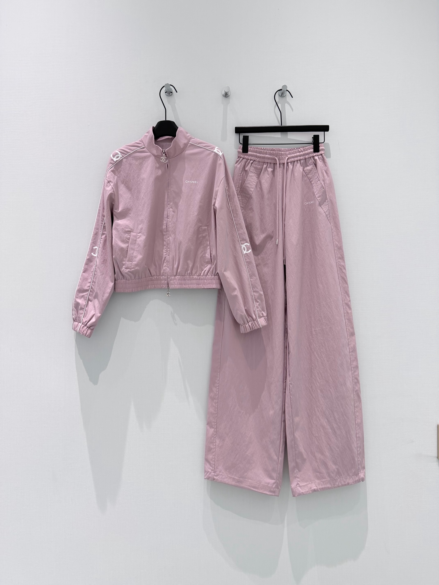 🛒𝐍𝐄𝐖 · 𝟐𝟎𝟐6/爆款现货设计师 原创｜26早春新品撞色双C蕾丝字母套装！高端定制拉链外套，搭配松