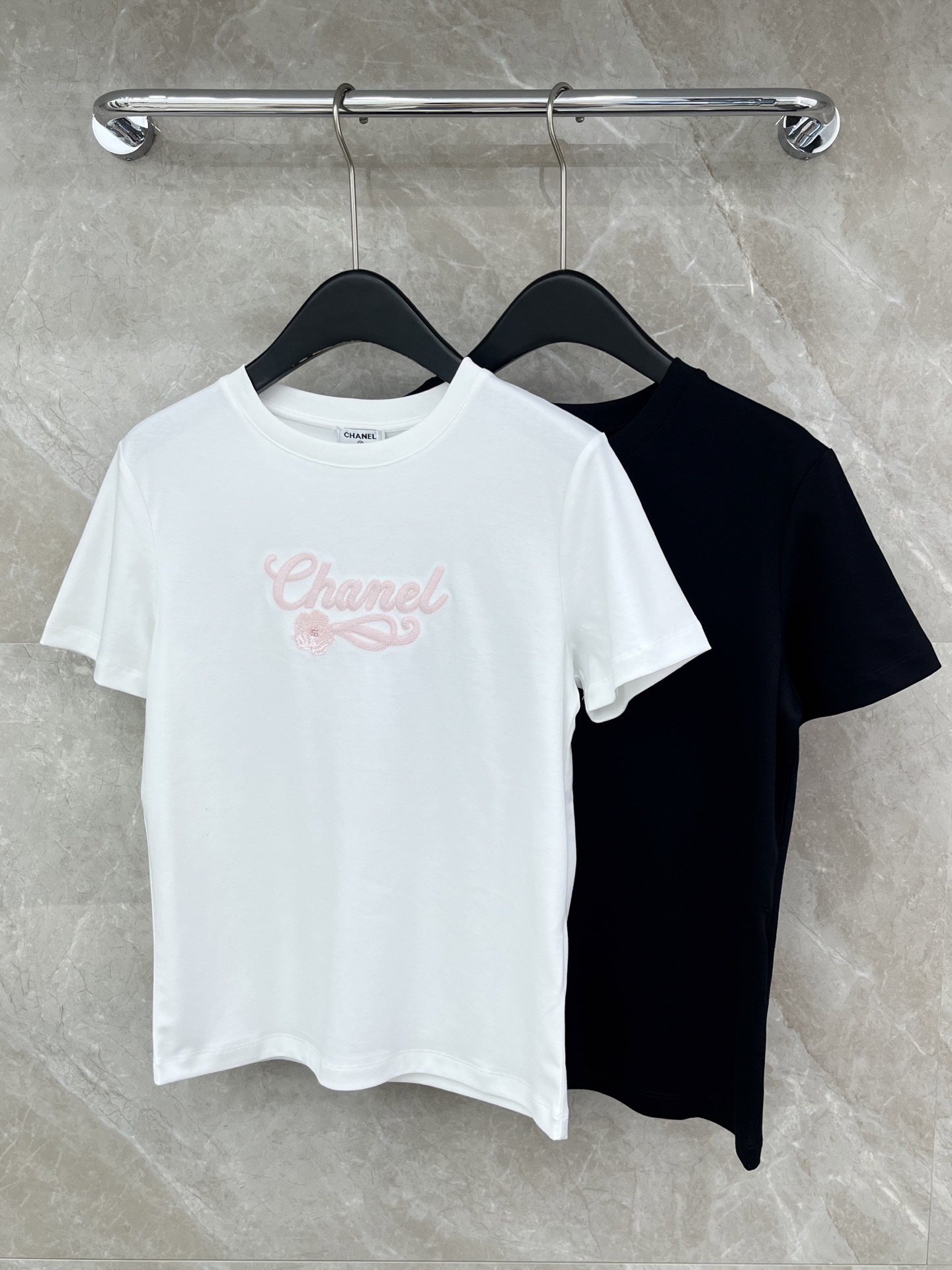 🛒𝐍𝐄𝐖 · 𝟐𝟎𝟐6/爆款现货原单品质 Chan *｜26新品刺绣短袖T恤精致宽松版型上身巨显瘦！男女