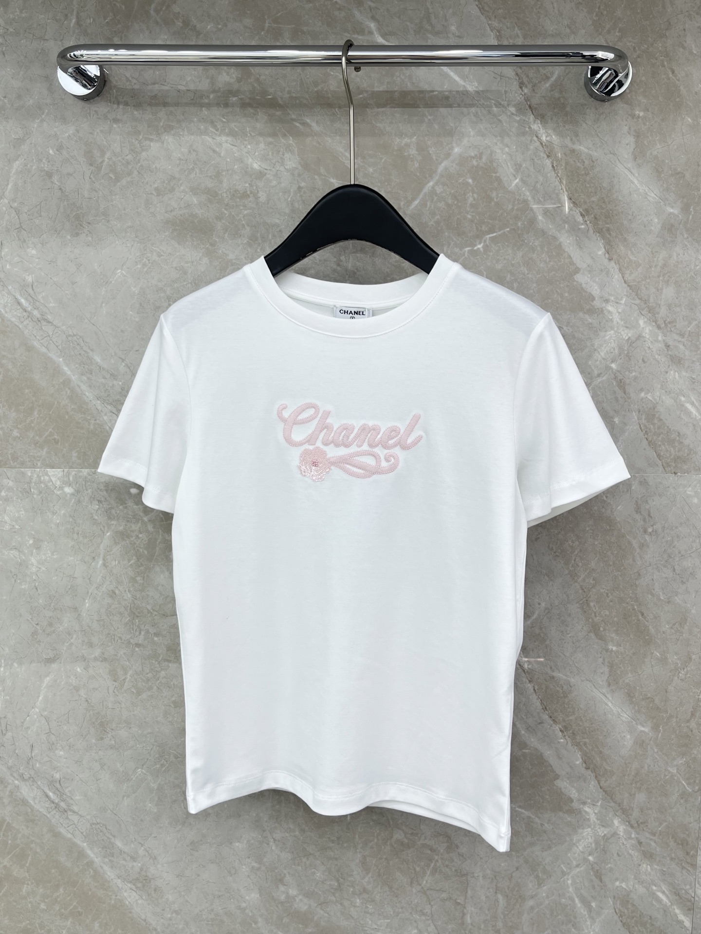 🛒𝐍𝐄𝐖 · 𝟐𝟎𝟐6/爆款现货原单品质 Chan *｜26新品刺绣短袖T恤精致宽松版型上身巨显瘦！男女