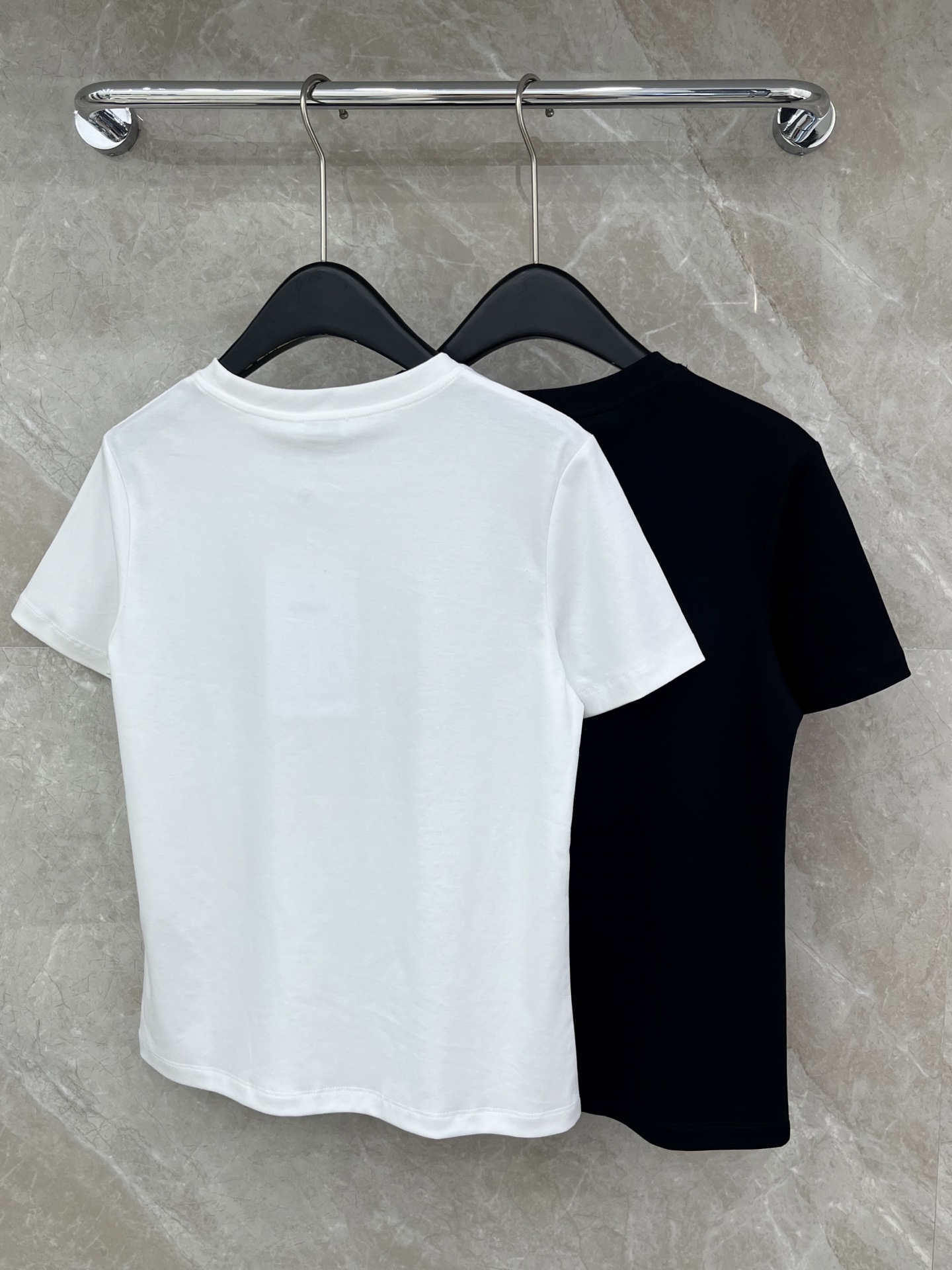 🛒𝐍𝐄𝐖 · 𝟐𝟎𝟐6/爆款现货原单品质 Chan *｜26新品刺绣短袖T恤精致宽松版型上身巨显瘦！男女