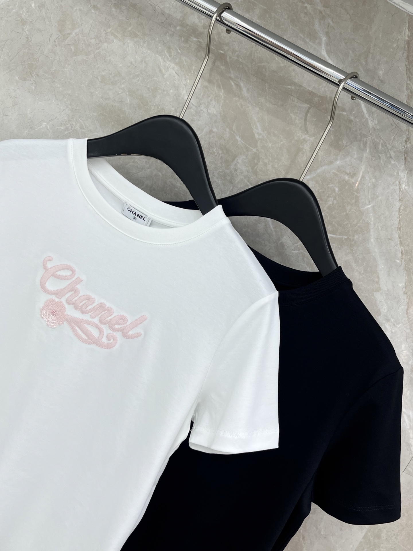 🛒𝐍𝐄𝐖 · 𝟐𝟎𝟐6/爆款现货原单品质 Chan *｜26新品刺绣短袖T恤精致宽松版型上身巨显瘦！男女