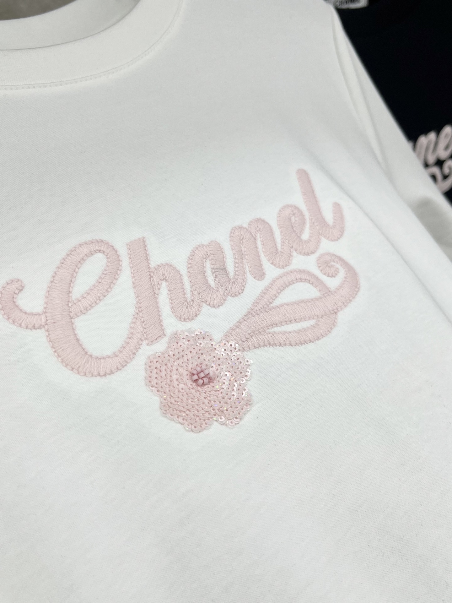 🛒𝐍𝐄𝐖 · 𝟐𝟎𝟐6/爆款现货原单品质 Chan *｜26新品刺绣短袖T恤精致宽松版型上身巨显瘦！男女