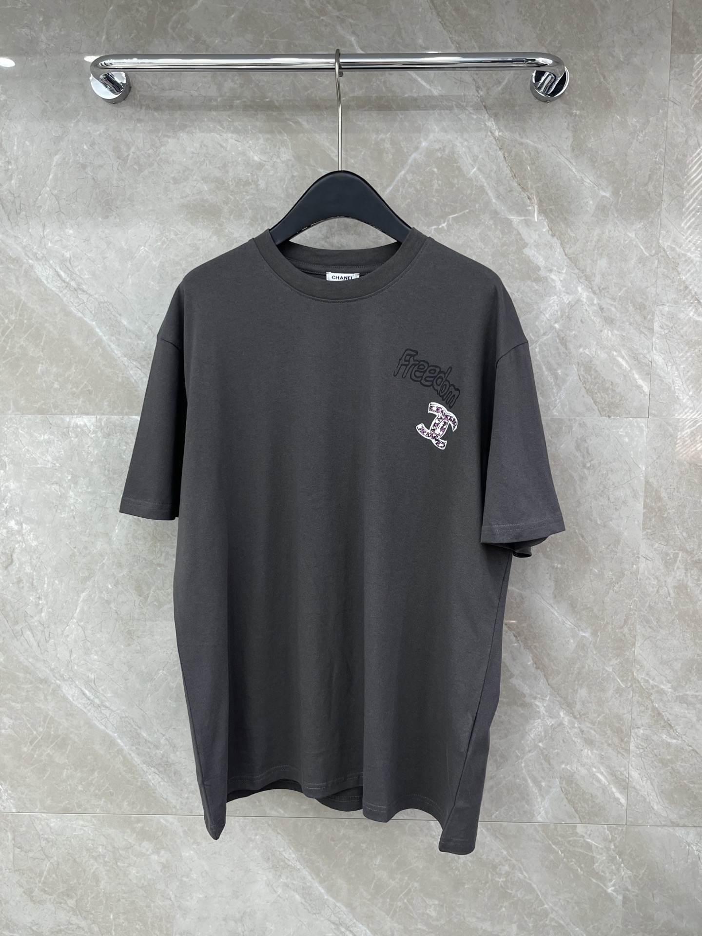 🛒𝐍𝐄𝐖 · 𝟐𝟎𝟐6/爆款现货原单品质 Chan *｜26新品中古印花短袖T恤精致宽松版型上身巨显瘦！