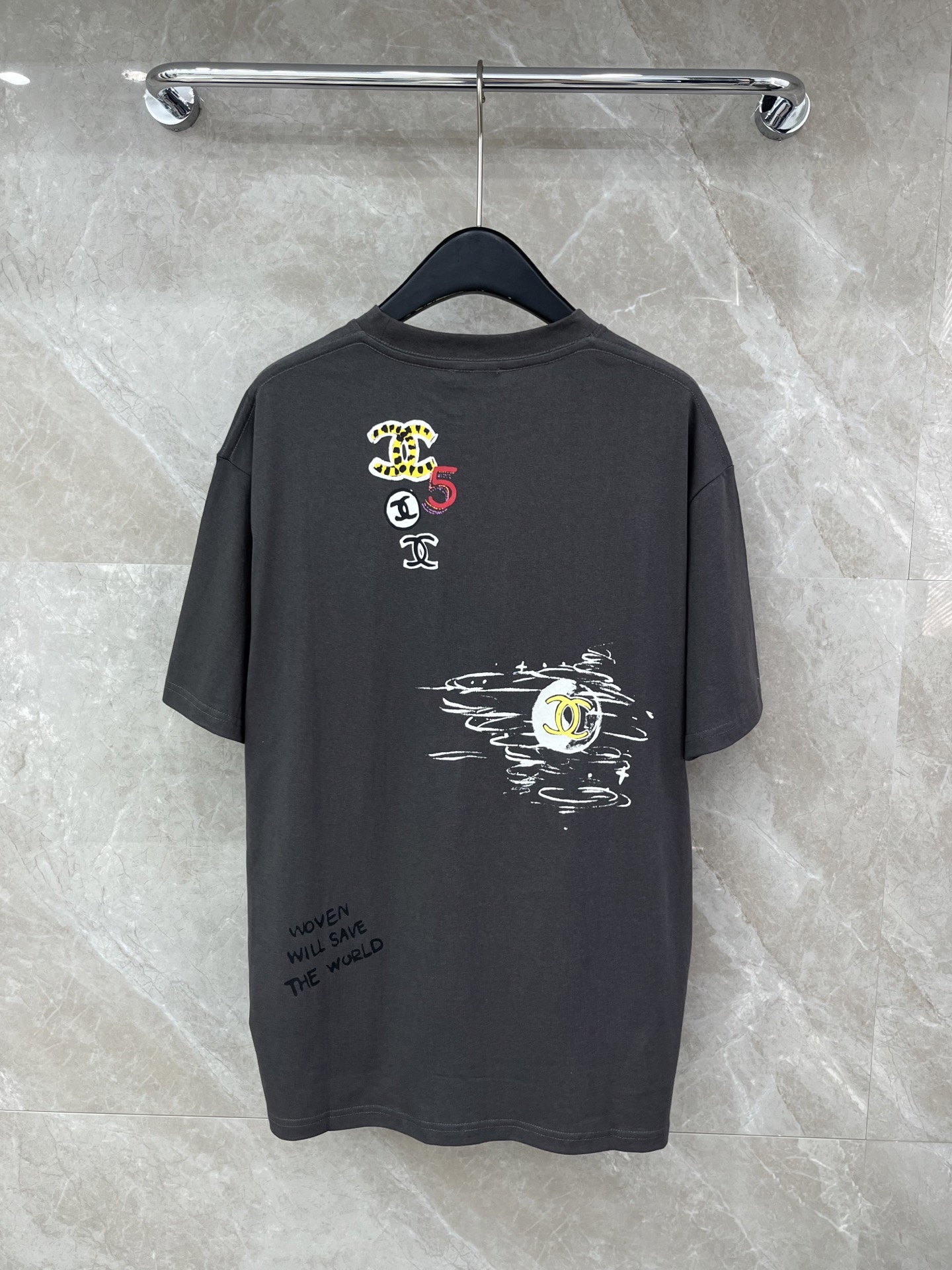 🛒𝐍𝐄𝐖 · 𝟐𝟎𝟐6/爆款现货原单品质 Chan *｜26新品中古印花短袖T恤精致宽松版型上身巨显瘦！