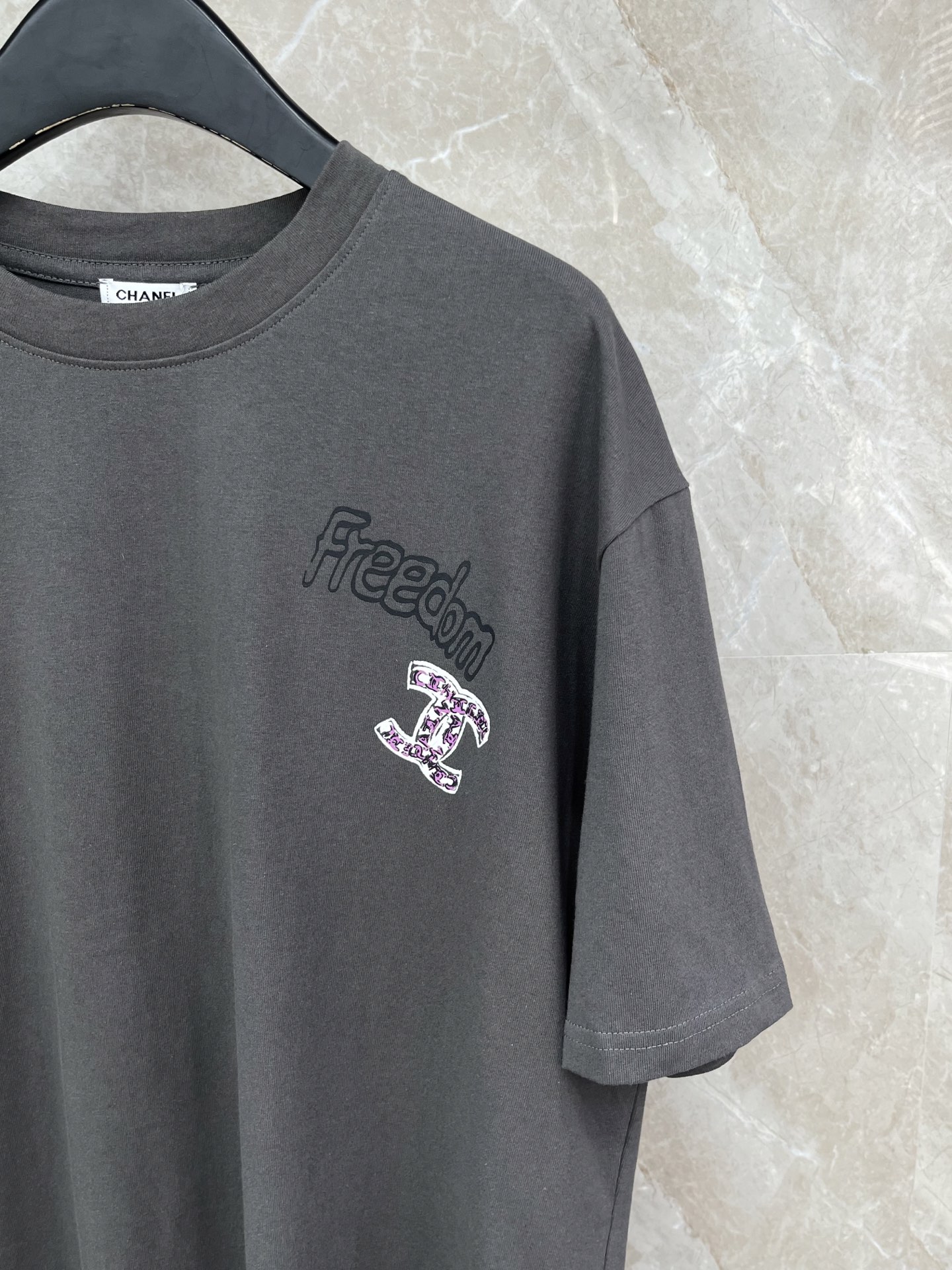 🛒𝐍𝐄𝐖 · 𝟐𝟎𝟐6/爆款现货原单品质 Chan *｜26新品中古印花短袖T恤精致宽松版型上身巨显瘦！