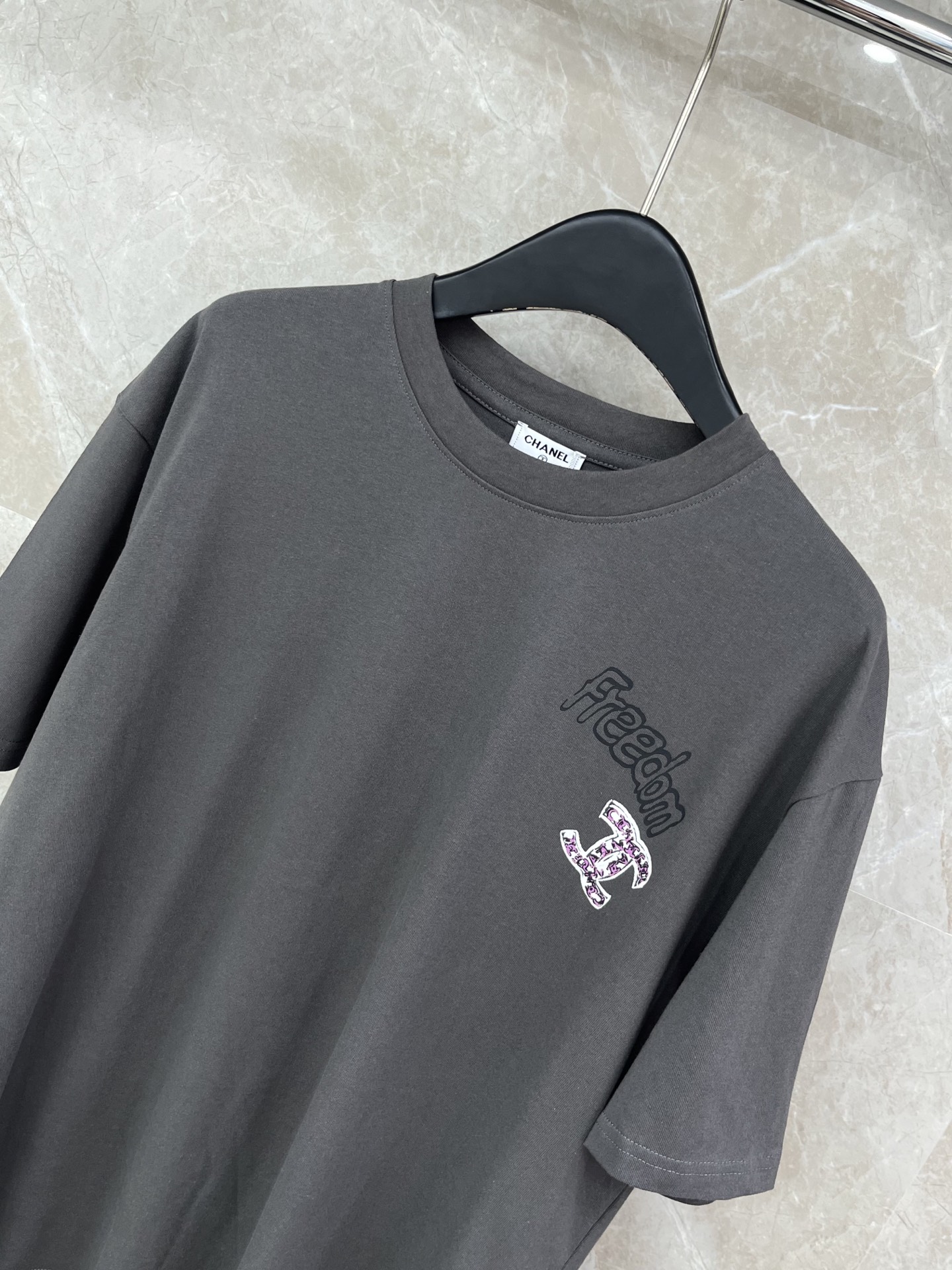 🛒𝐍𝐄𝐖 · 𝟐𝟎𝟐6/爆款现货原单品质 Chan *｜26新品中古印花短袖T恤精致宽松版型上身巨显瘦！