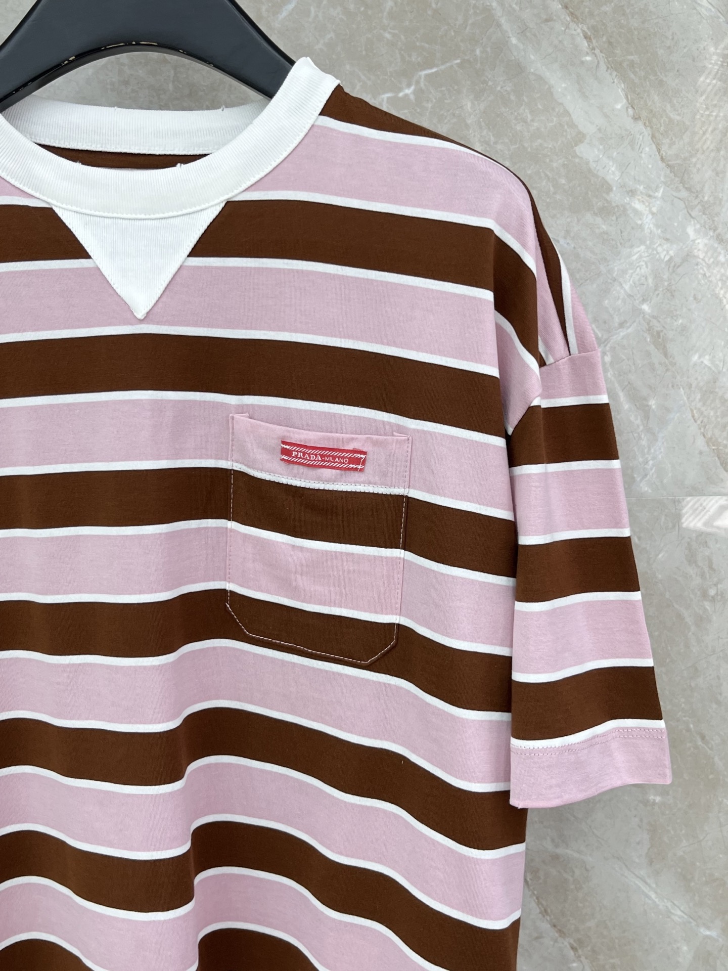 🛒𝐍𝐄𝐖 · 𝟐𝟎𝟐6/爆款现货原单品质 Pra*｜2026撞色条纹圆领贴布标短袖T恤定制YB原生全棉材