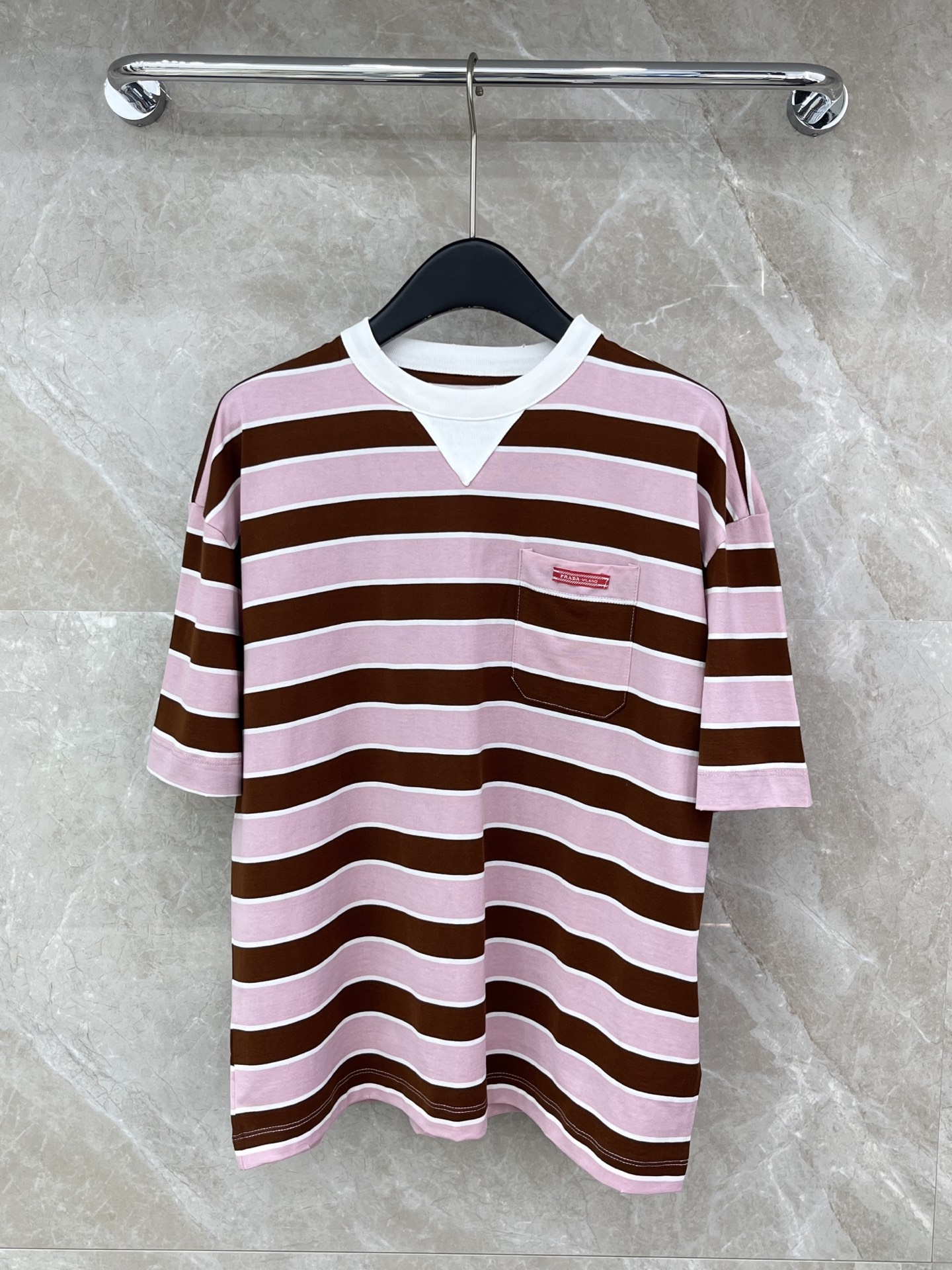 🛒𝐍𝐄𝐖 · 𝟐𝟎𝟐6/爆款现货原单品质 Pra*｜2026撞色条纹圆领贴布标短袖T恤定制YB原生全棉材