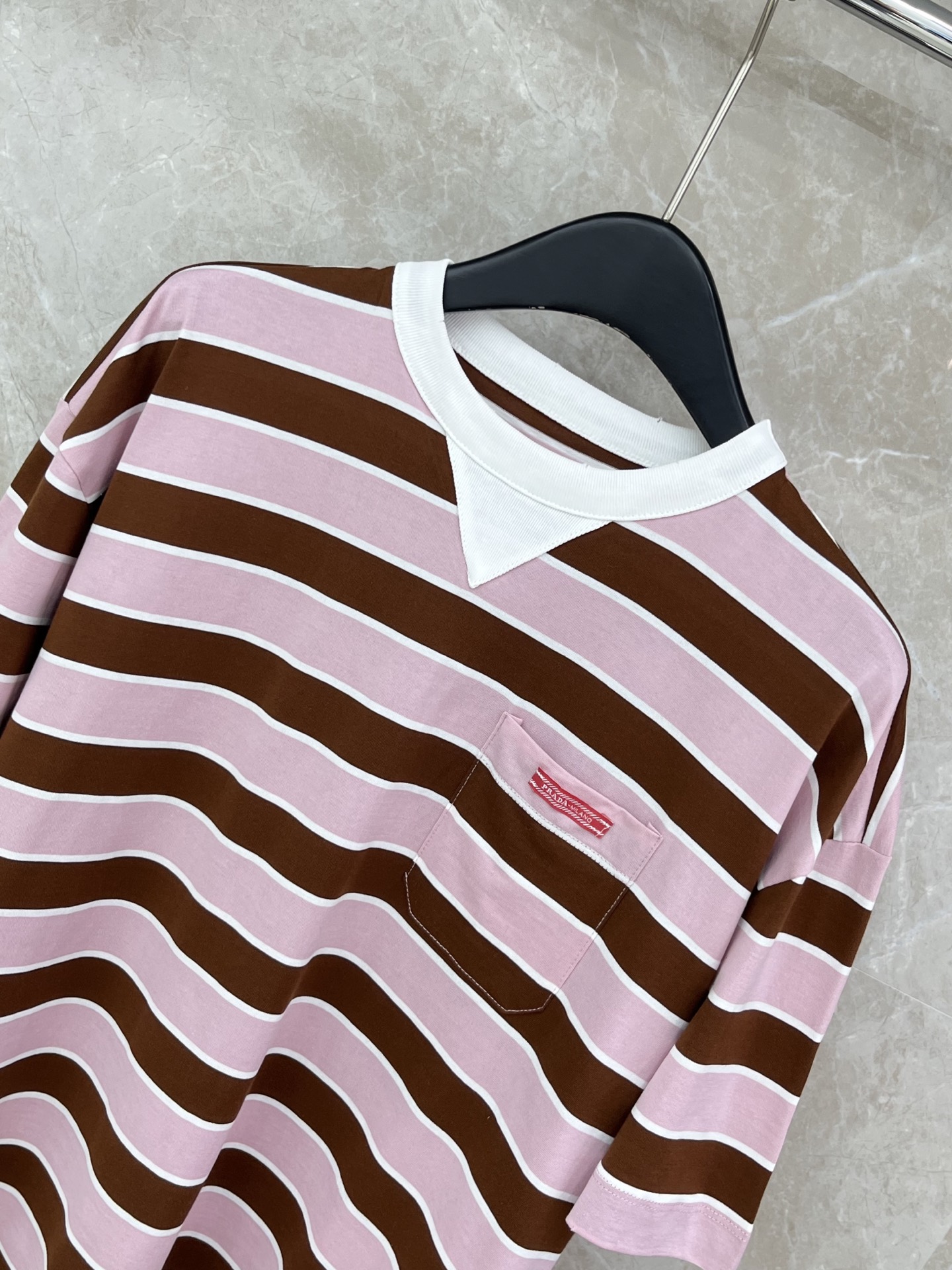 🛒𝐍𝐄𝐖 · 𝟐𝟎𝟐6/爆款现货原单品质 Pra*｜2026撞色条纹圆领贴布标短袖T恤定制YB原生全棉材