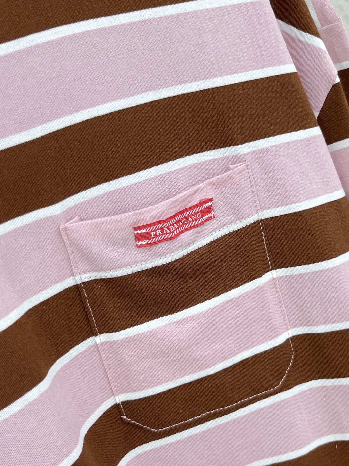 🛒𝐍𝐄𝐖 · 𝟐𝟎𝟐6/爆款现货原单品质 Pra*｜2026撞色条纹圆领贴布标短袖T恤定制YB原生全棉材