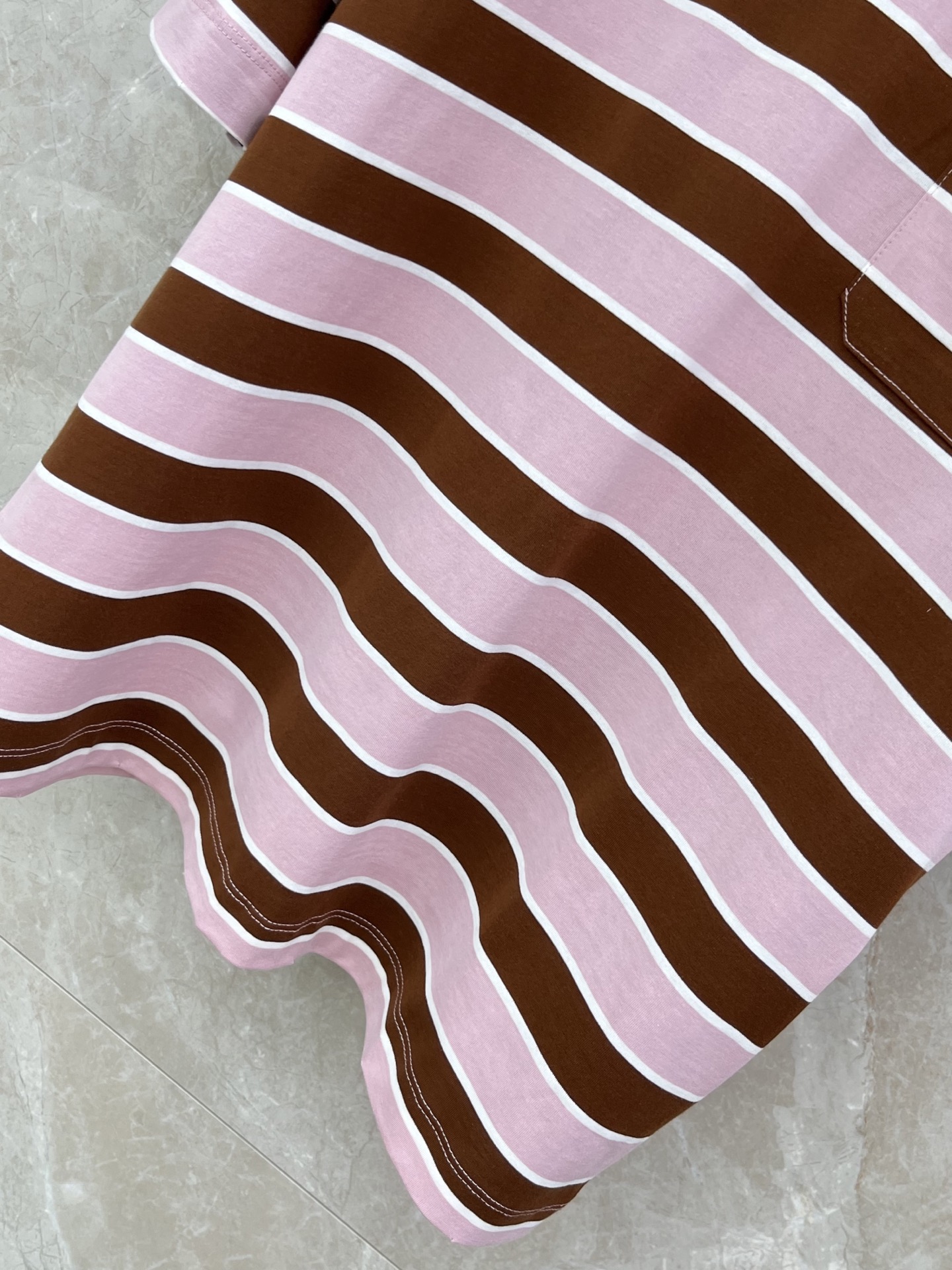 🛒𝐍𝐄𝐖 · 𝟐𝟎𝟐6/爆款现货原单品质 Pra*｜2026撞色条纹圆领贴布标短袖T恤定制YB原生全棉材